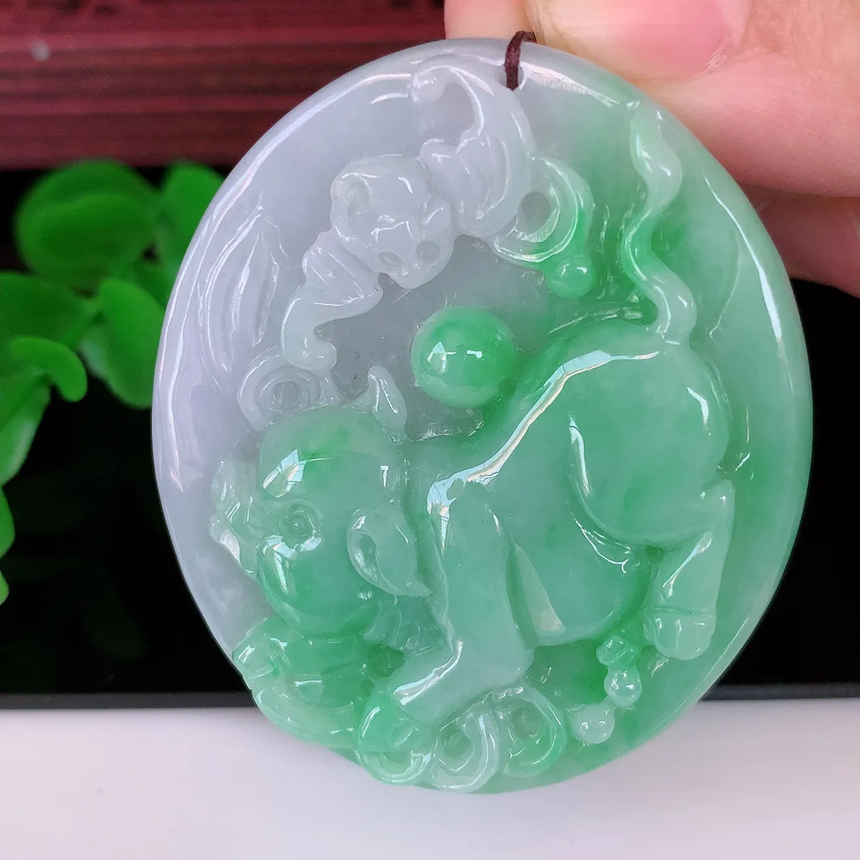 自然光实拍，冰润飘绿翡翠生肖猪吊坠，种老水足，雕工精湛 ，寓意美好，佩戴时尚出众！#05.9