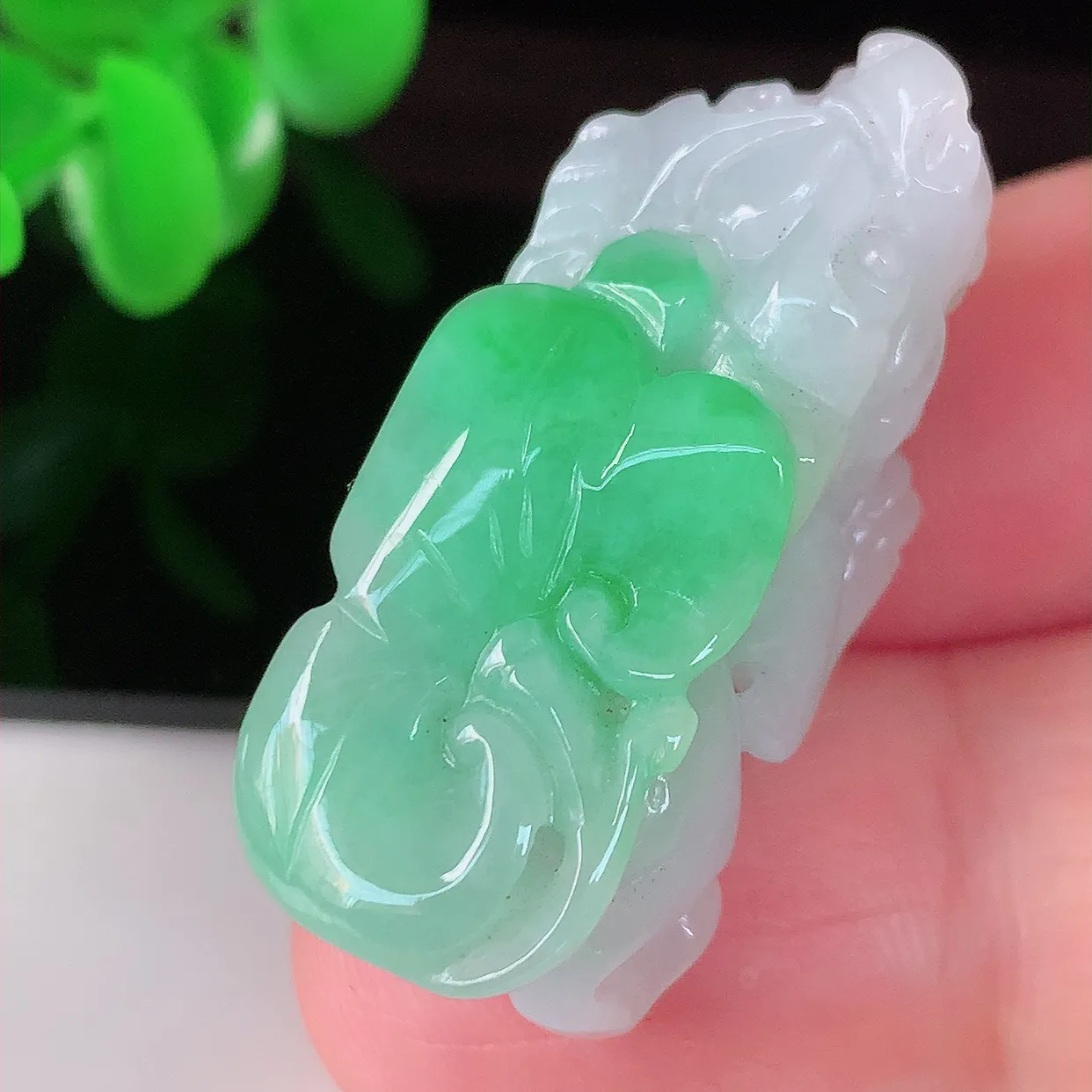 自然光实拍，冰润飘绿翡翠招财貔貅吊坠，民间有“一摸貔貅运程旺盛，再摸貔貅财运滚滚，三摸貔貅平步青云 ”的美好祝愿。#81.9