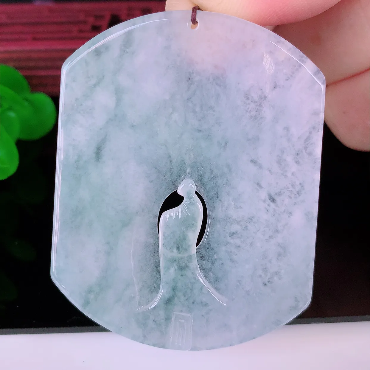 自然光实拍，冰种翡翠悟道吊坠，翡翠悟道寓意“祥和，安宁，吉祥，幸福”，佩戴效果优雅迷人，性价比超高！