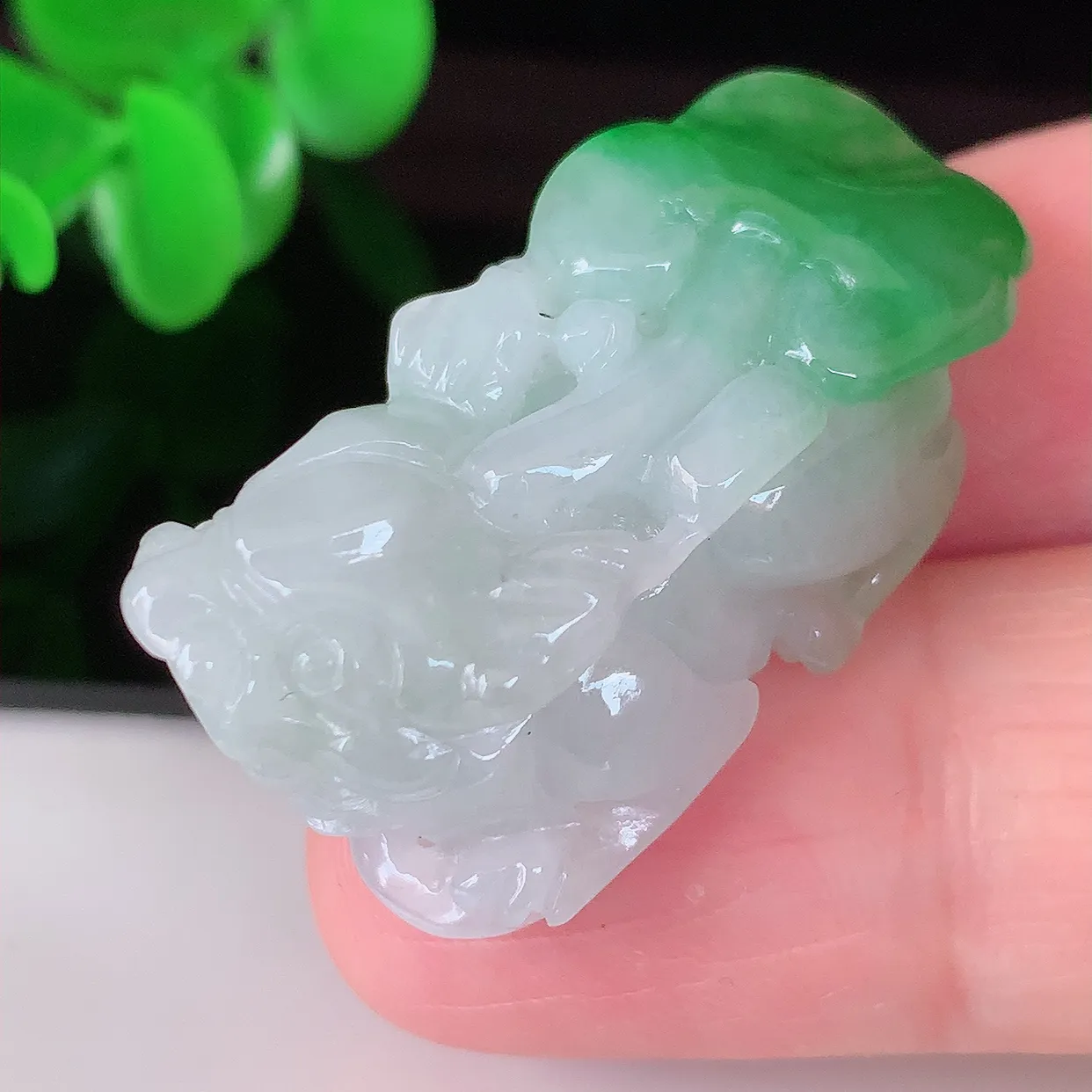自然光实拍，冰胶飘绿翡翠招财貔貅吊坠，民间有“一摸貔貅运程旺盛，再摸貔貅财运滚滚，三摸貔貅平步青云 ”的美好祝愿。#81.9