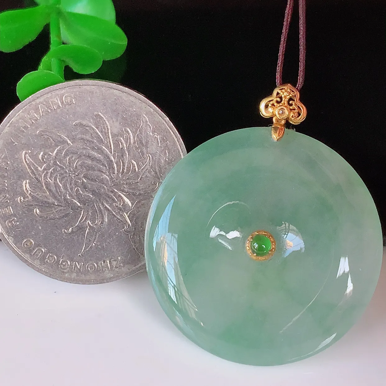 自然光实拍，18K金镶嵌冰种飘花翡翠平安扣吊坠，水润光泽，寓意平平安安，佩戴时尚漂亮！#03.9整体33*27.5*6裸石27.5*27.5