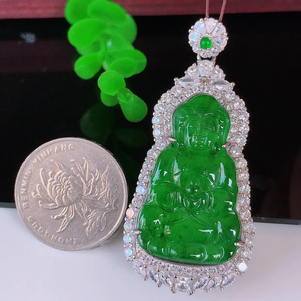 冰透满绿翡翠观音菩萨925银镶嵌吊坠，自然光实拍，翠色灵动，颜色漂亮，种老水足，品相佳，佩戴佳品！#98.9整体58*26*9.2裸石33.5*20