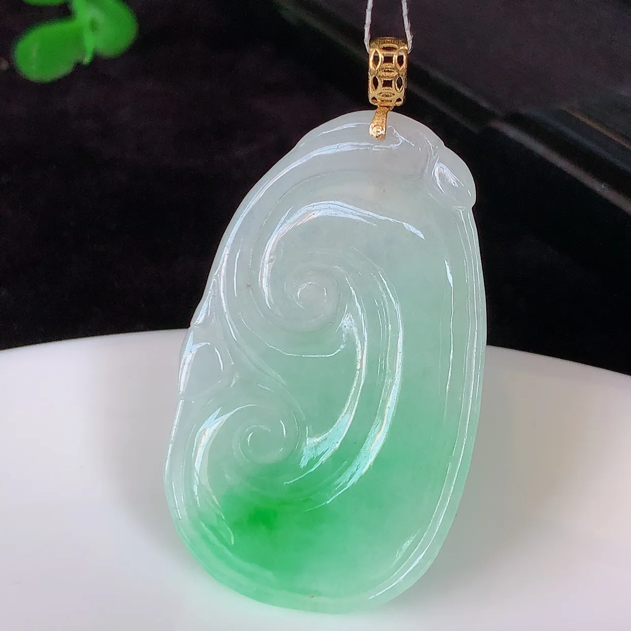 18k金镶嵌飘绿翡翠如意吊坠，沁人心脾，精致典雅的设计，为佩戴者，增添色彩，送礼自留都是佳品选择！#35.9