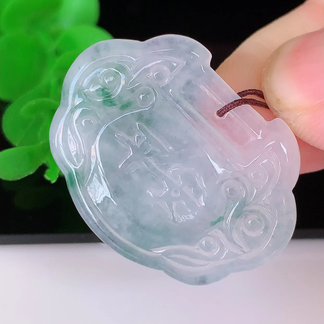 自然光实拍，冰种飘花翡翠平安如意锁吊坠，种老水足，雕工精湛 ，寓意美好，佩戴时尚出众！#18.9
