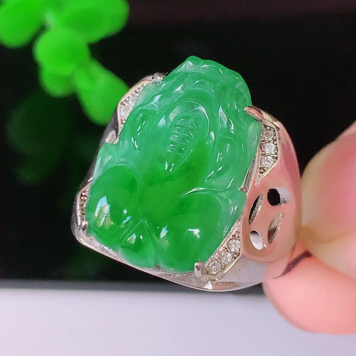 冰透满绿翡翠貔貅925银镶嵌戒指，自然光实拍，翠色灵动，颜色漂亮，种老水足，品相佳，佩戴佳品！#98.9（圈口可调大小）整体25.5*18.2-6.2裸石18.5*12.5