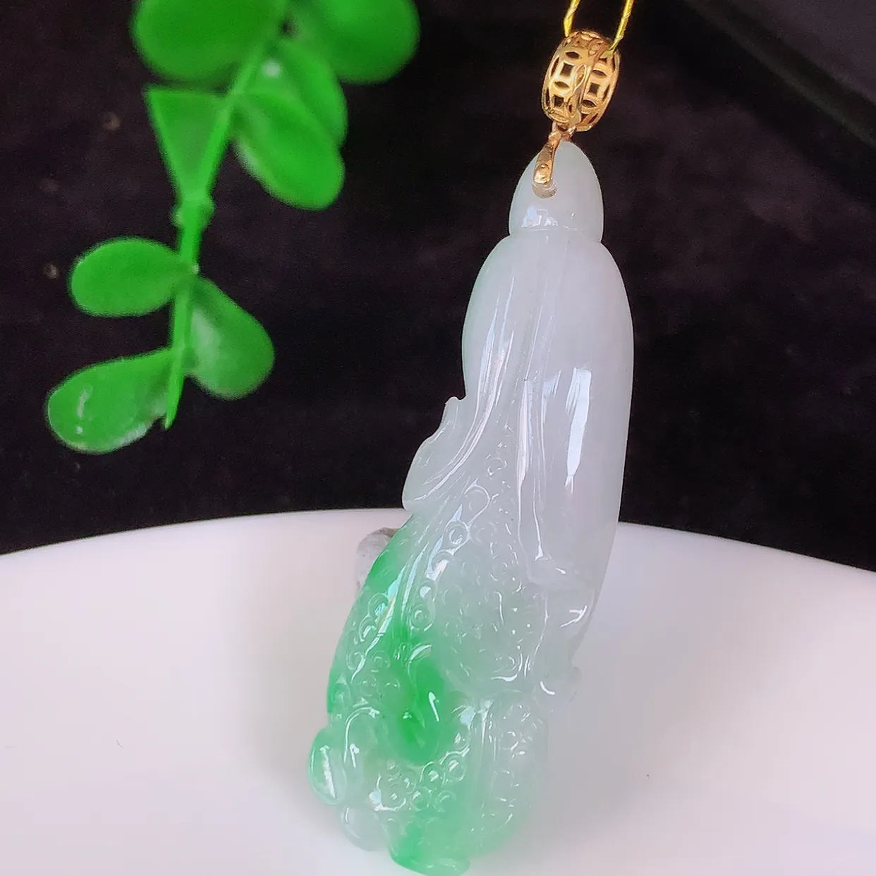 18K金镶嵌飘绿翡翠招百财白菜吊坠，百财聚来，财源滚滚，色泽鲜艳，精工水润的白菜，性价比高！#35.9