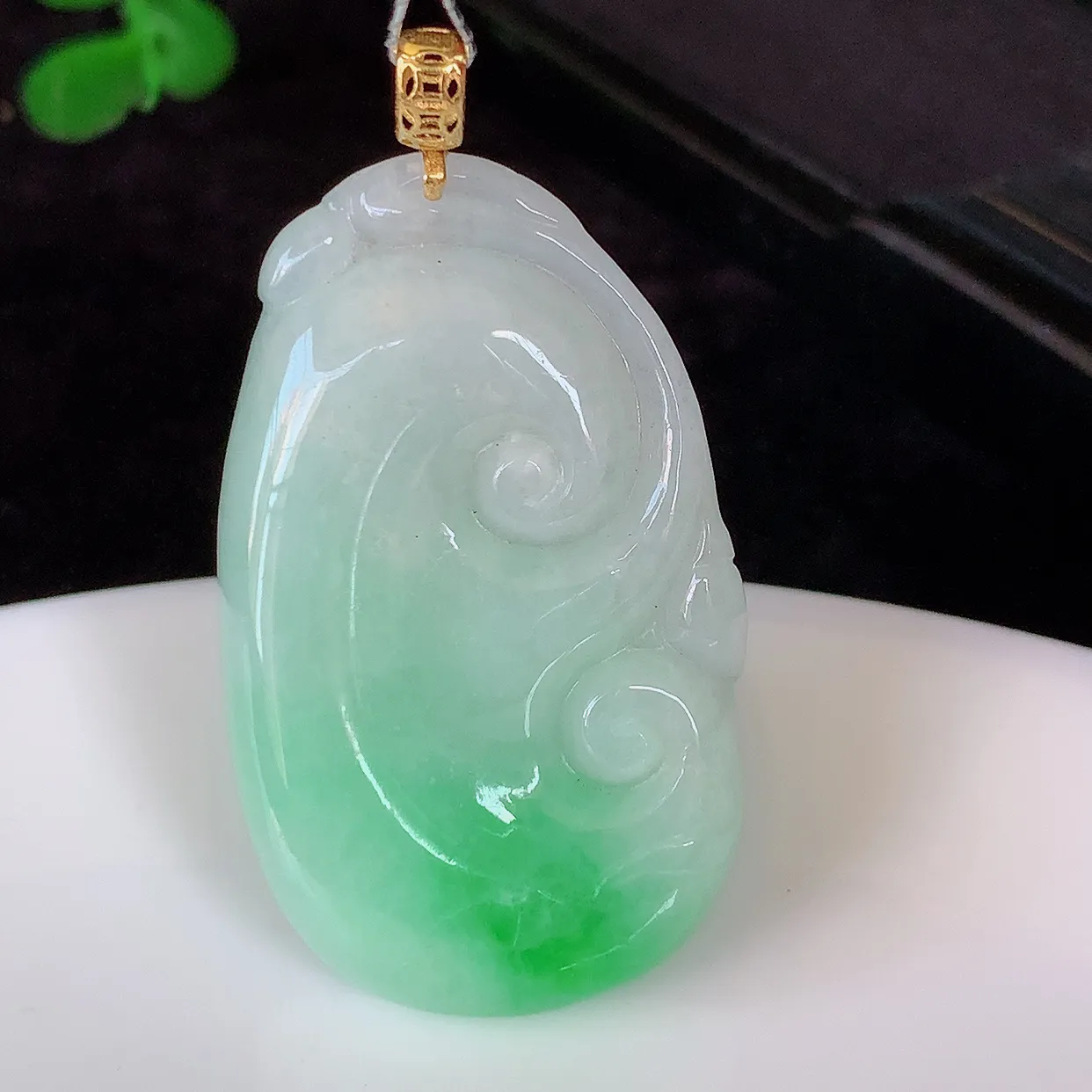 18k金镶嵌飘绿翡翠如意吊坠，沁人心脾，精致典雅的设计，为佩戴者，增添色彩，送礼自留都是佳品选择！#35.9