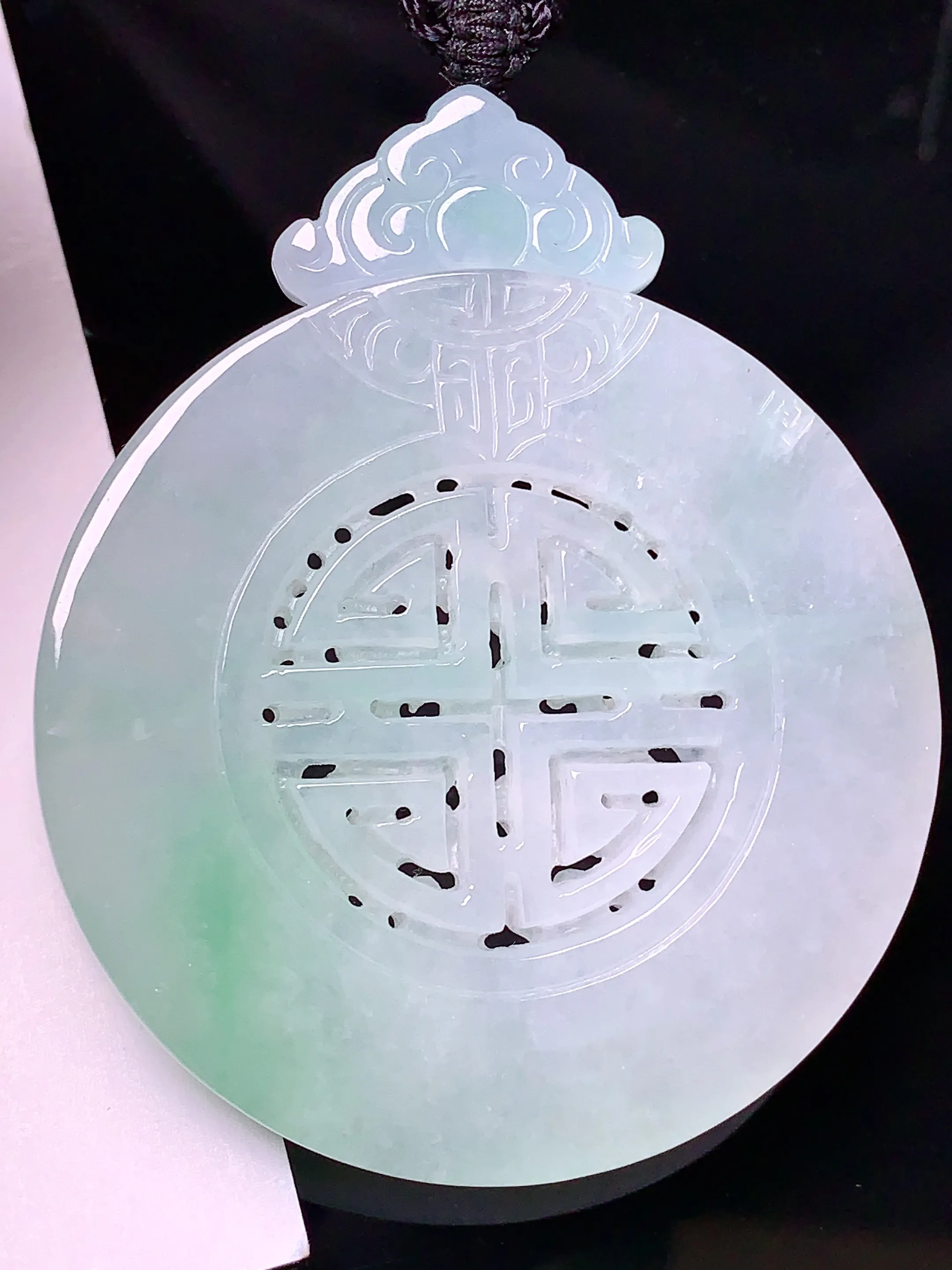 雕花圆牌吊坠 玉质细腻 色泽艳丽清新 整体尺寸60*49.7*6.3