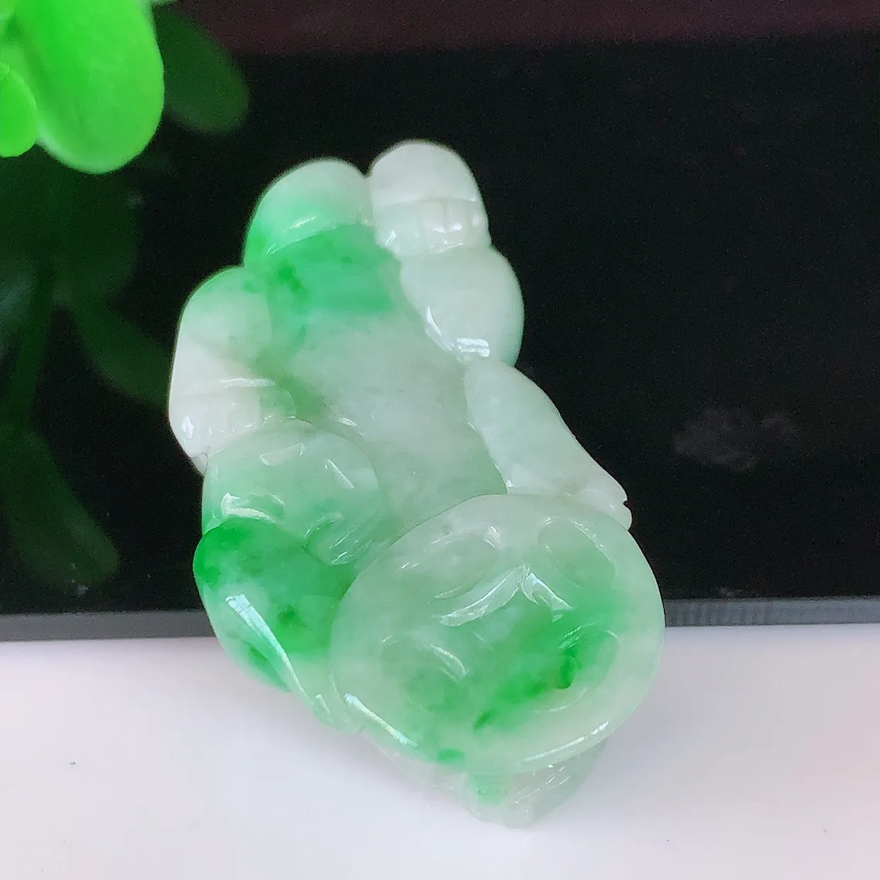 自然光实拍，冰润飘绿翡翠一对招财貔貅吊坠，民间有“一摸貔貅运程旺盛，再摸貔貅财运滚滚，三摸貔貅平步青云 ”的美好祝愿。#05.9