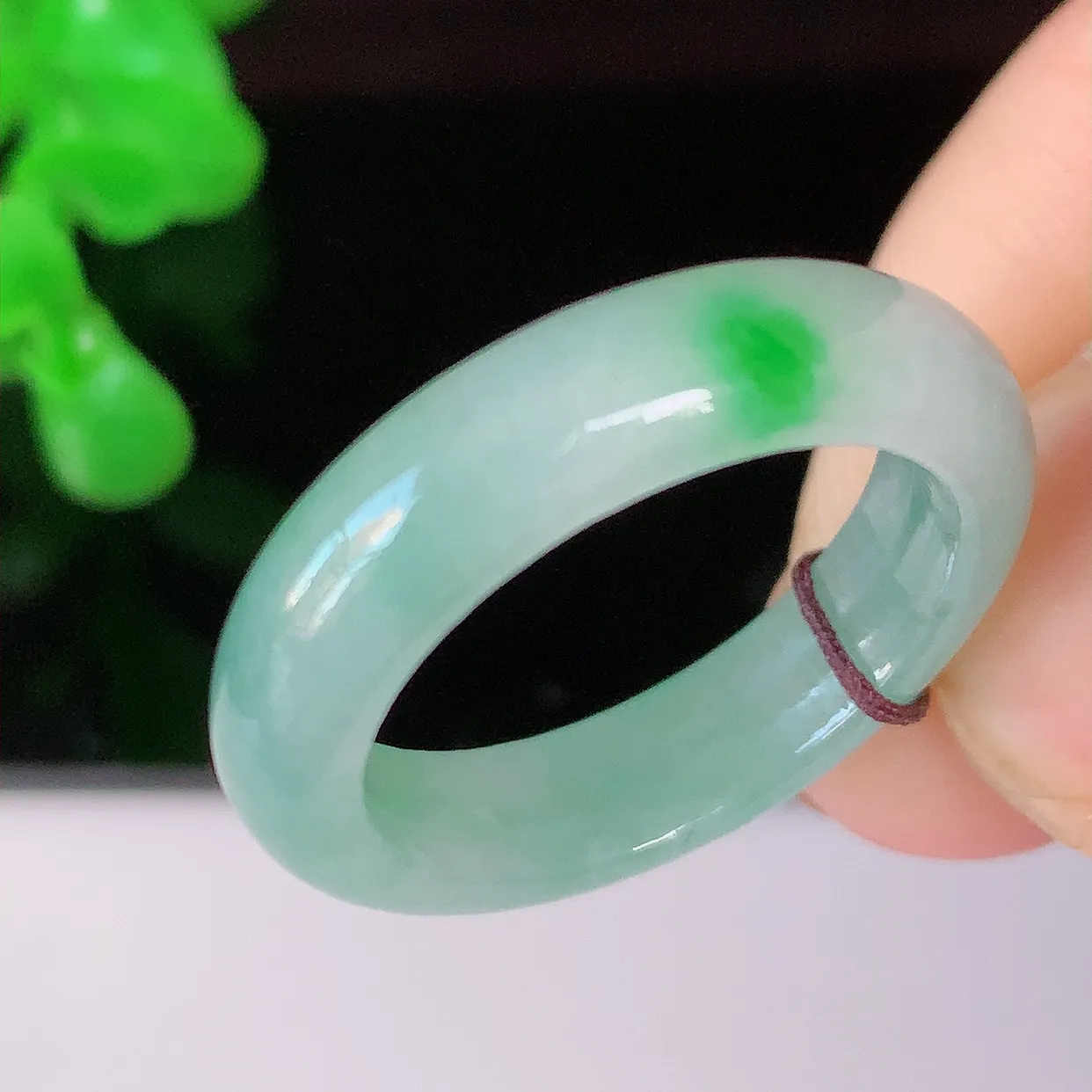 自然光实拍，18mm内径飘绿翡翠指环，玉戒指，玉质莹润，好精美好冰润的指环，17圈口，上手纤巧！#0