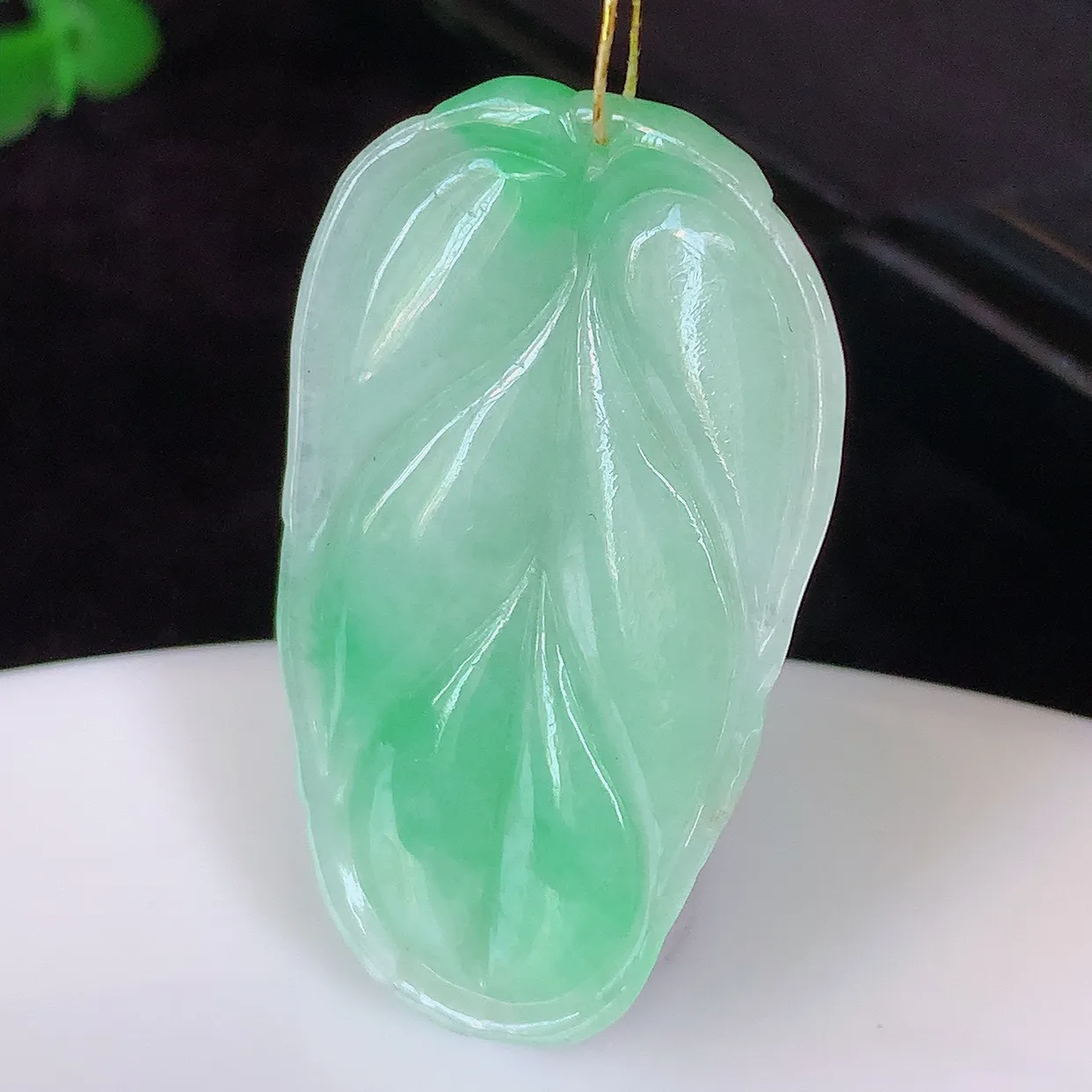 自然光实拍，冰润飘花翡翠事业有成叶子吊坠，莹润且起胶，叶子清秀优雅，佩戴大业有成！#35.9