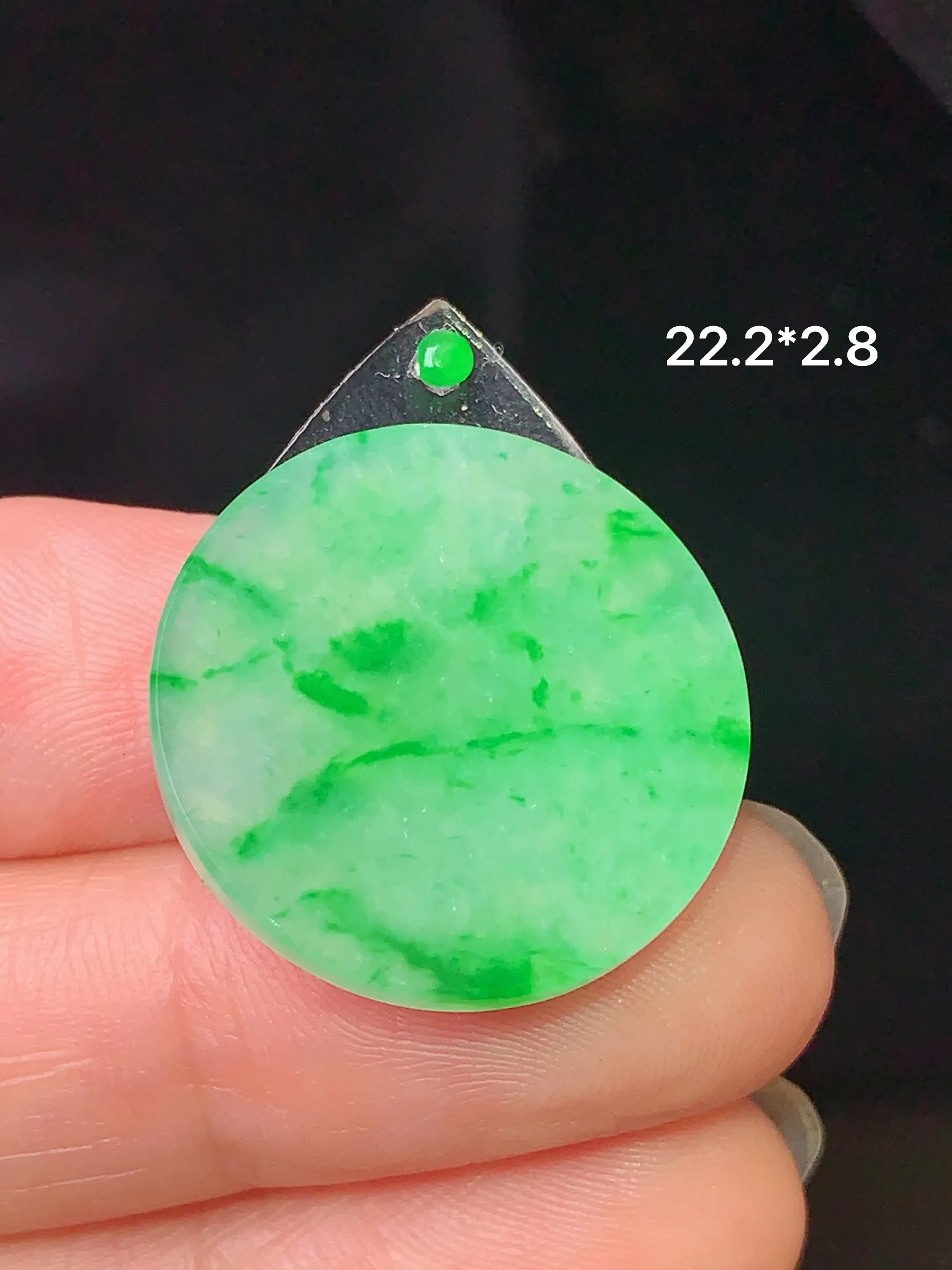 镶嵌款 翠绿圆牌吊坠 玉质细腻 色泽清新艳丽 整体尺寸22.2*2.8