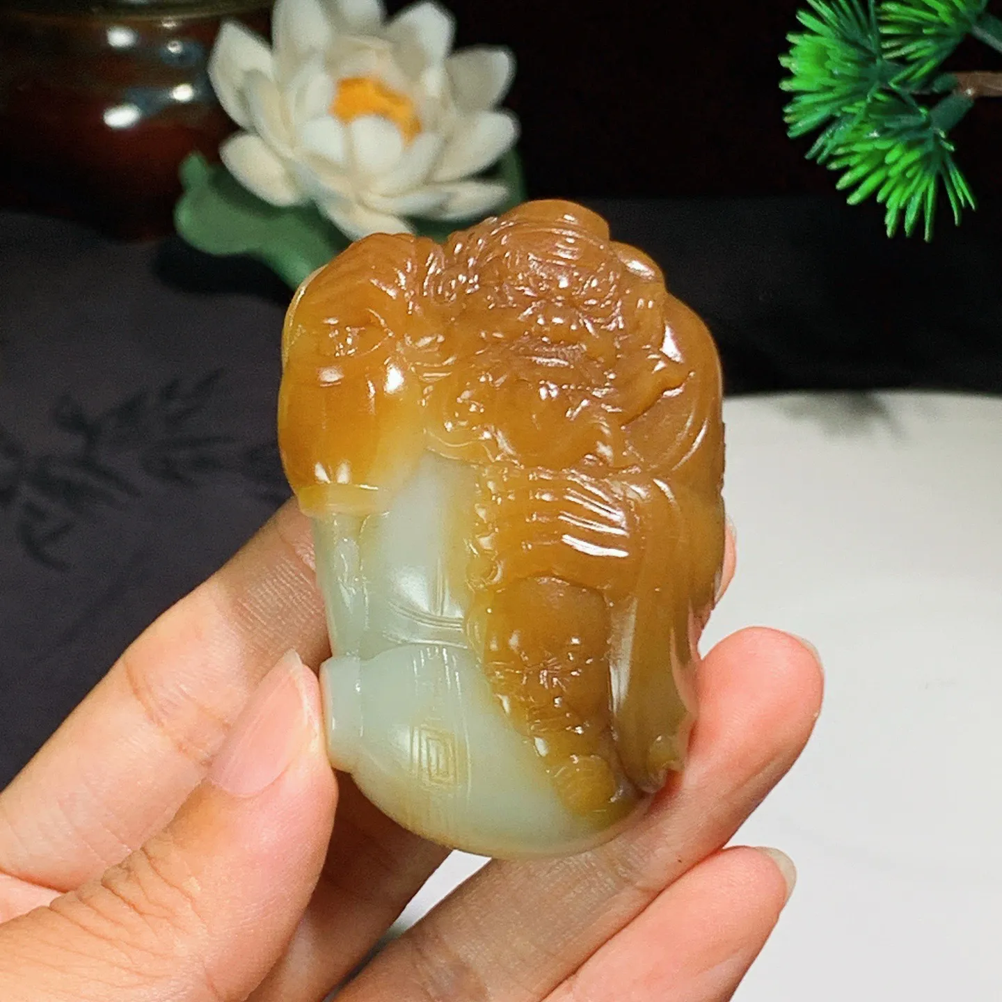 新疆且末糖财神挂件。尺寸61/42/20重90克 玉质细腻油润 底色纯净 脂粉好，品质好！lt250809