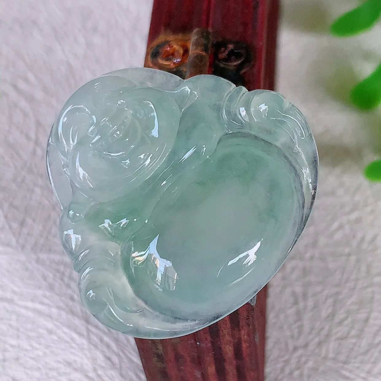 自然光实拍，冰种翡翠佛公吊坠，饱满， 佛公亦保平安，寓意有福（佛公）相伴，配戴优雅迷人！#03.9