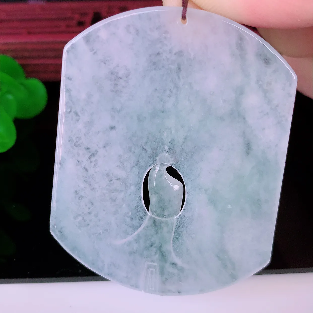 自然光实拍，冰种翡翠悟道吊坠，翡翠悟道寓意“祥和，安宁，吉祥，幸福”，佩戴效果优雅迷人，性价比超高！#60.9