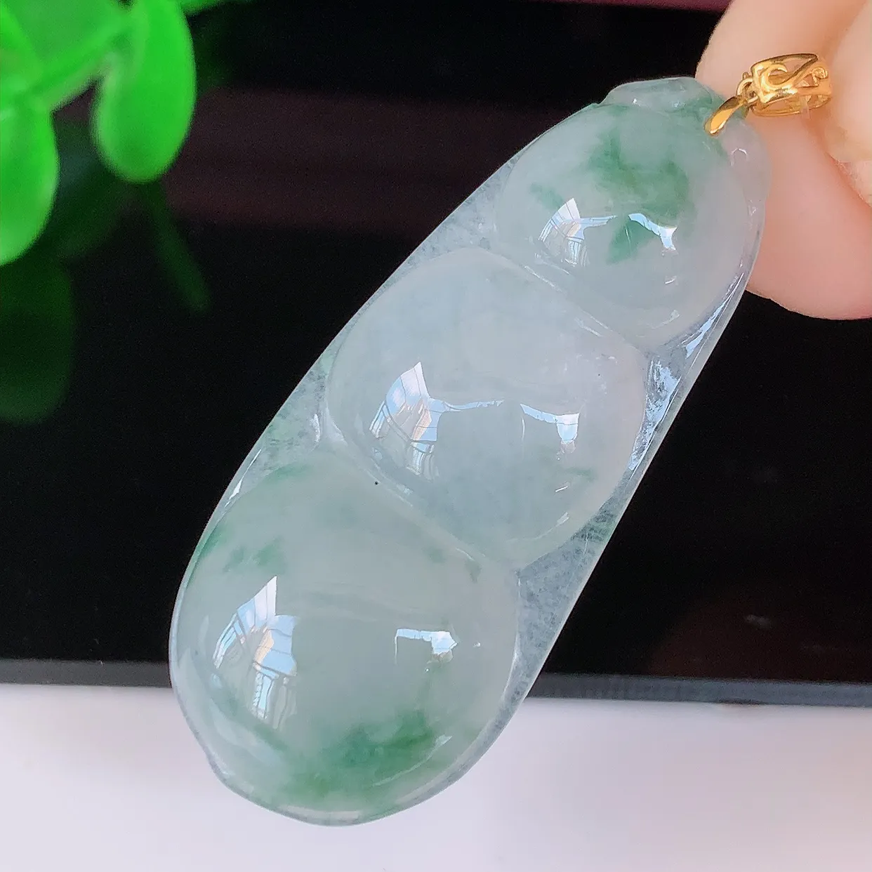 18K金镶嵌冰种飘花翡翠四季豆吊坠，平安豆福豆玉坠，冰润通透，豆粒饱满，寓意：豆蔻年华！#49.9
