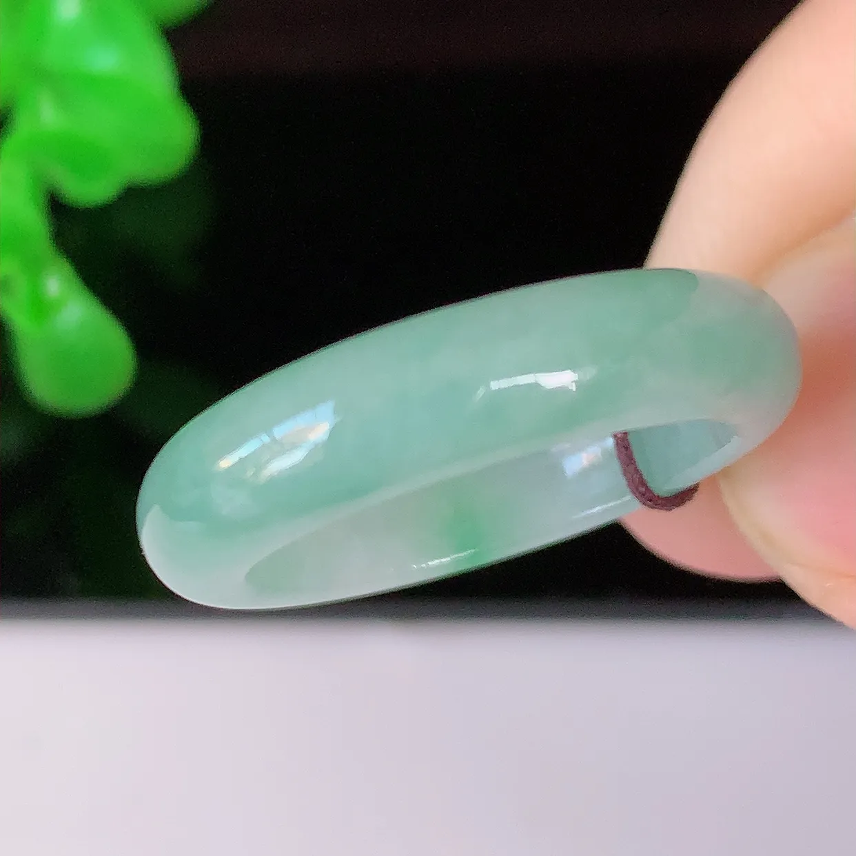 自然光实拍，18mm内径飘绿翡翠指环，玉戒指，玉质莹润，好精美好冰润的指环，17圈口，上手纤巧！#03.9