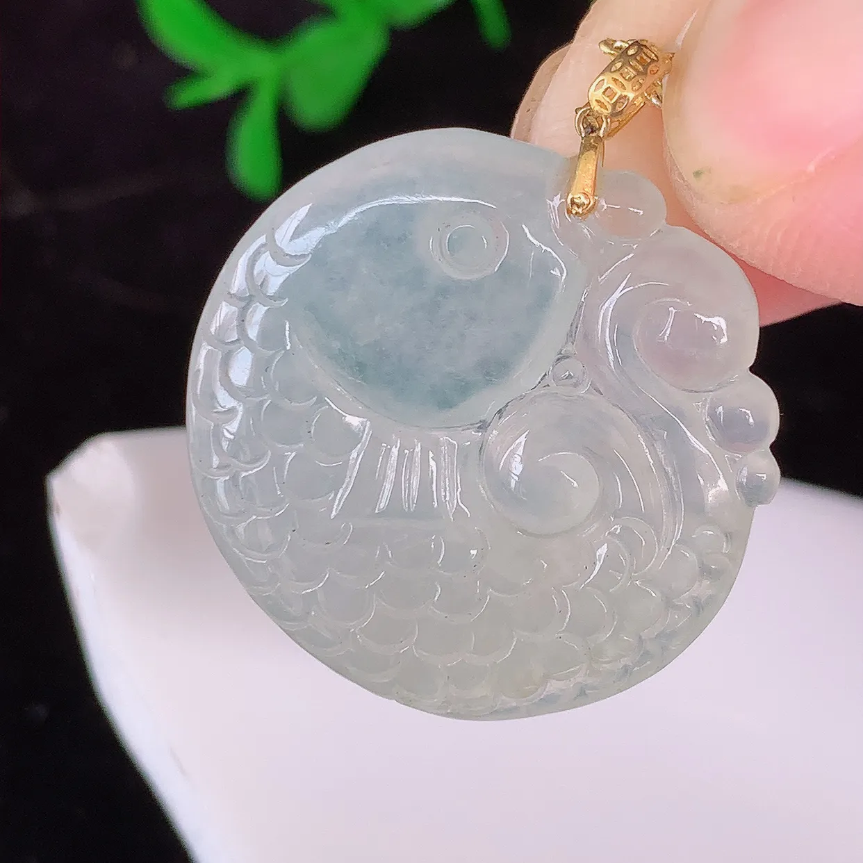自然光实拍，18K金镶嵌冰种翡翠年年有余，自由自在玉吊坠，寓意财源广进，雕工婉约，栩栩如生，佩戴优雅迷人！#1.7