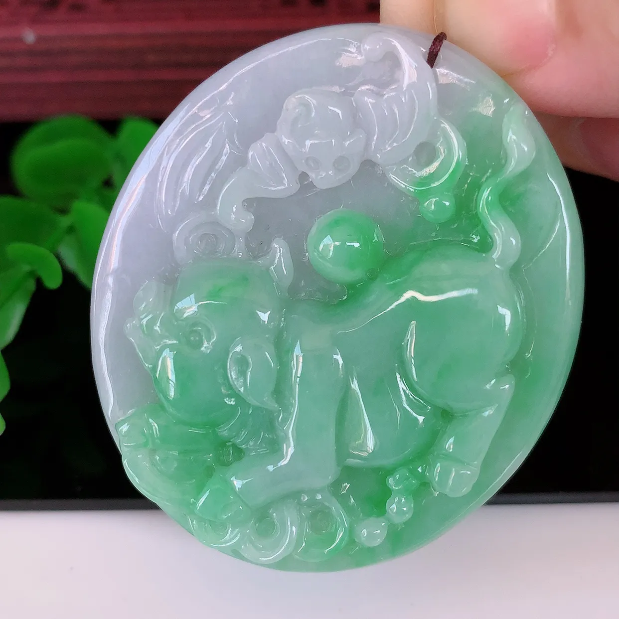 自然光实拍，冰润飘绿翡翠生肖猪吊坠，种老水足，雕工精湛 ，寓意美好，佩戴时尚出众！#05.9