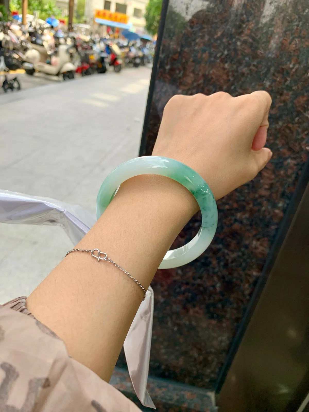 推荐【60.3圈飘花正圈】60.3-9-12.8，无纹裂底妆胶润细腻，笔墨丹青，如诗如画，镯子青白分明，特色有韵味