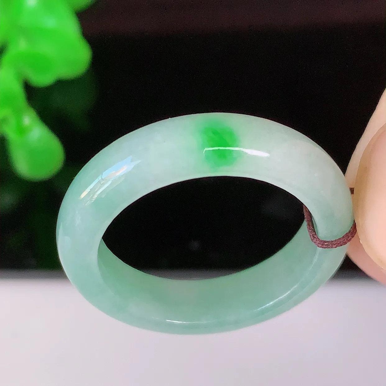 自然光实拍，18mm内径飘绿翡翠指环，玉戒指，玉质莹润，好精美好冰润的指环，17圈口，上手纤巧！#03.9