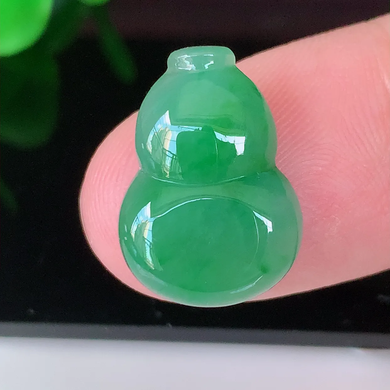 自然光实拍，冰润满绿葫芦翡翠戒面，蛋面，翠色灵动，玉质细腻，颜色漂亮，品相佳，镶嵌更靓，佩戴佳品！#