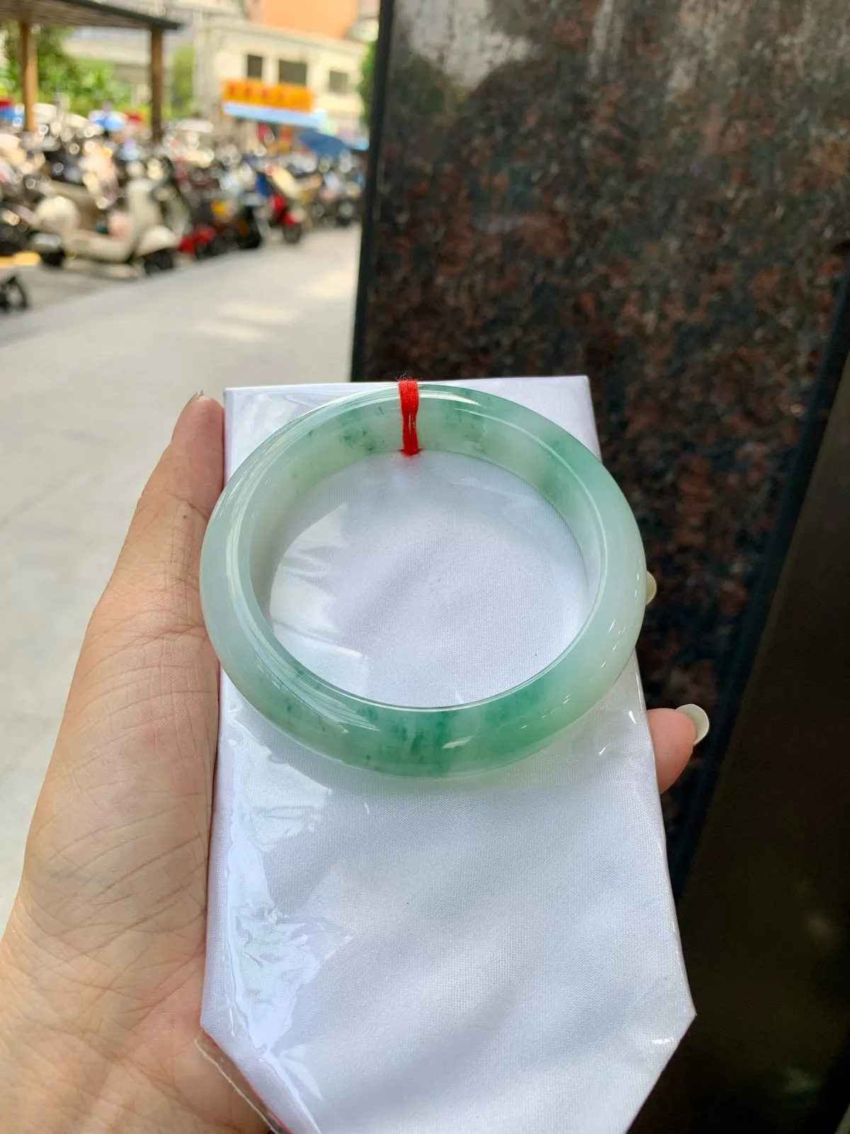 推荐【60.3圈飘花正圈】60.3-9-12.8，无纹裂底妆胶润细腻，笔墨丹青，如诗如画，镯子青白分明，特色有韵味