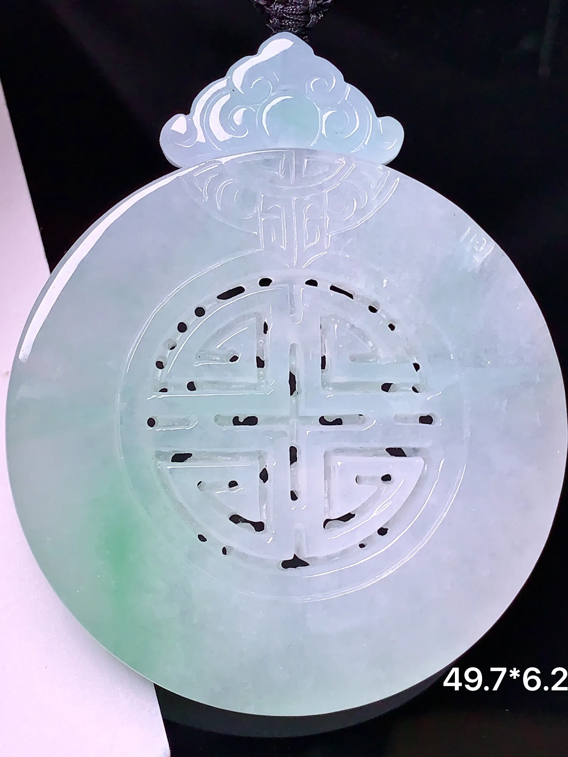 雕花圆牌吊坠 玉质细腻 色泽艳丽清新 整体尺寸60*49.7*6.3