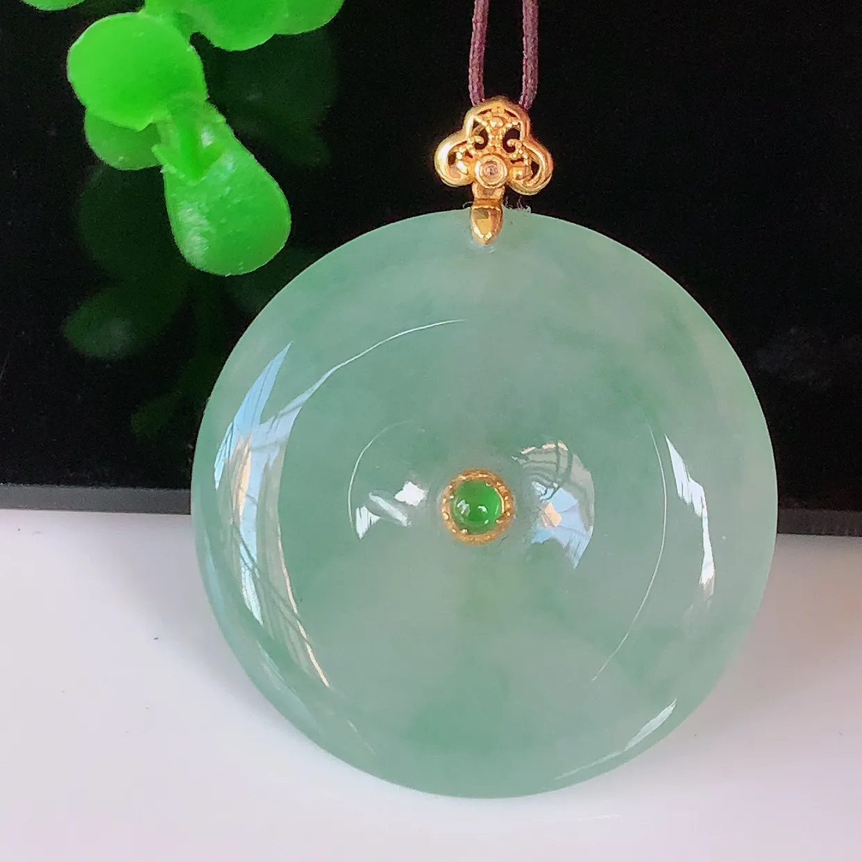 自然光实拍，18K金镶嵌冰种飘花翡翠平安扣吊坠，水润光泽，寓意平平安安，佩戴时尚漂亮！#03.9整体33*27.5*6裸石27.5*27.5