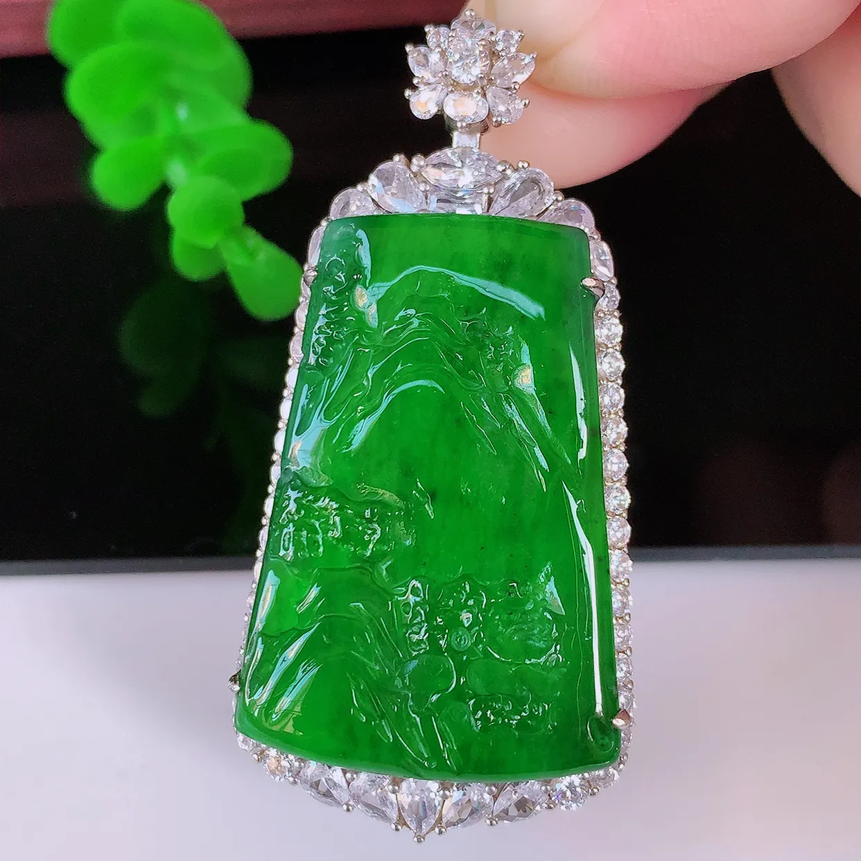 冰透满绿翡翠山水牌925银镶嵌吊坠，自然光实拍，翠色灵动，颜色漂亮，种老水足，品相佳，佩戴佳品！#98.9整体55.5*27.5-9.6裸裸36.5*25