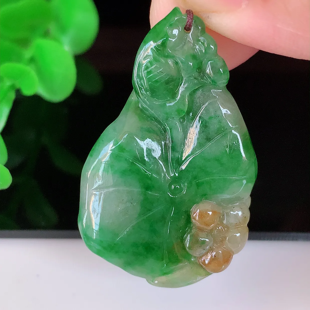 自然光实拍，冰润黄加绿翡翠荷叶鱼、和和美美翡翠玉坠，财源广进，自然隐逸、荷本是素不着尘之物，有和美之