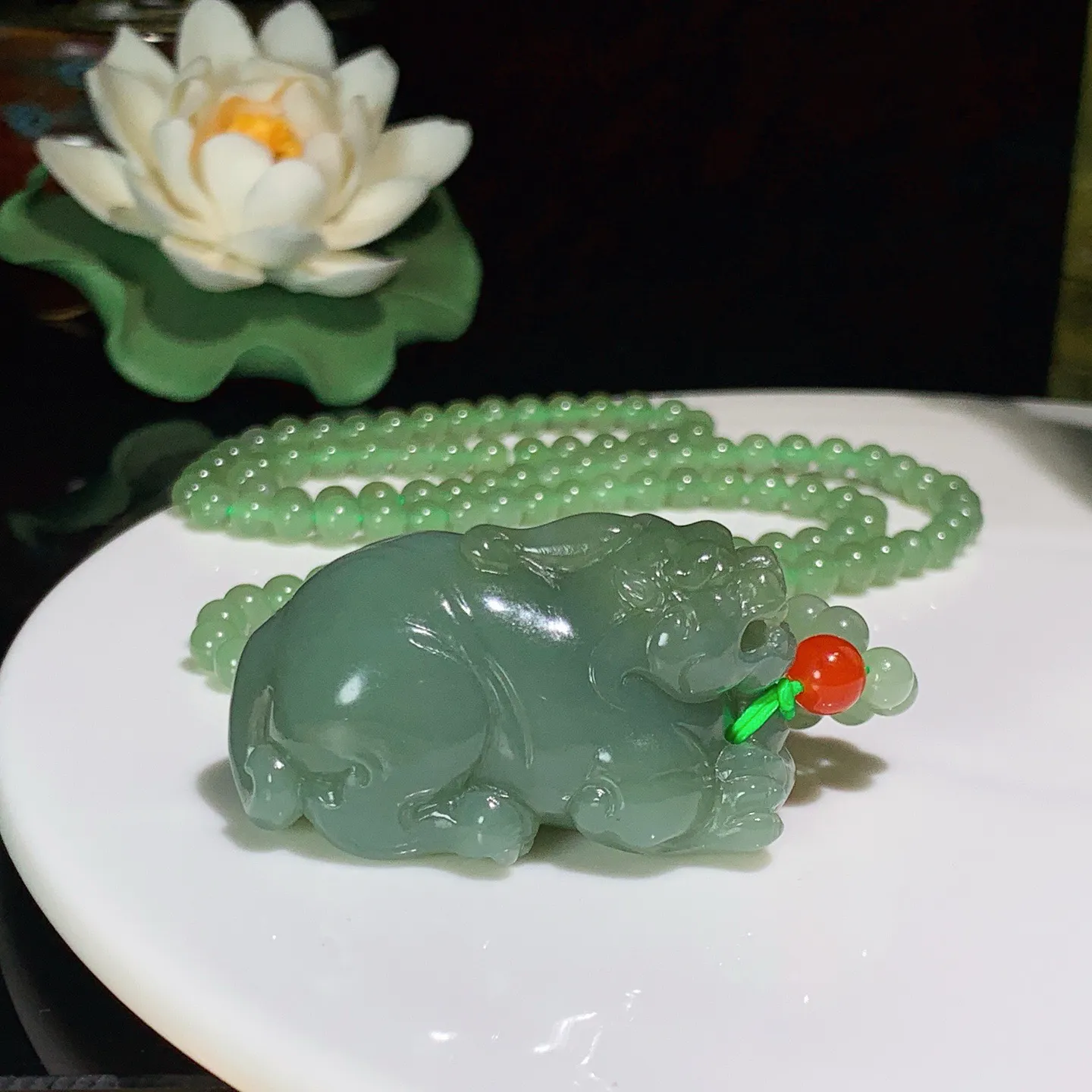 和田玉粉青俄罗斯碧玉招财进宝貔貅挂件。尺寸45/23/25重66克 玉质细腻油润 底色纯净 脂粉好，品质好！lt250809