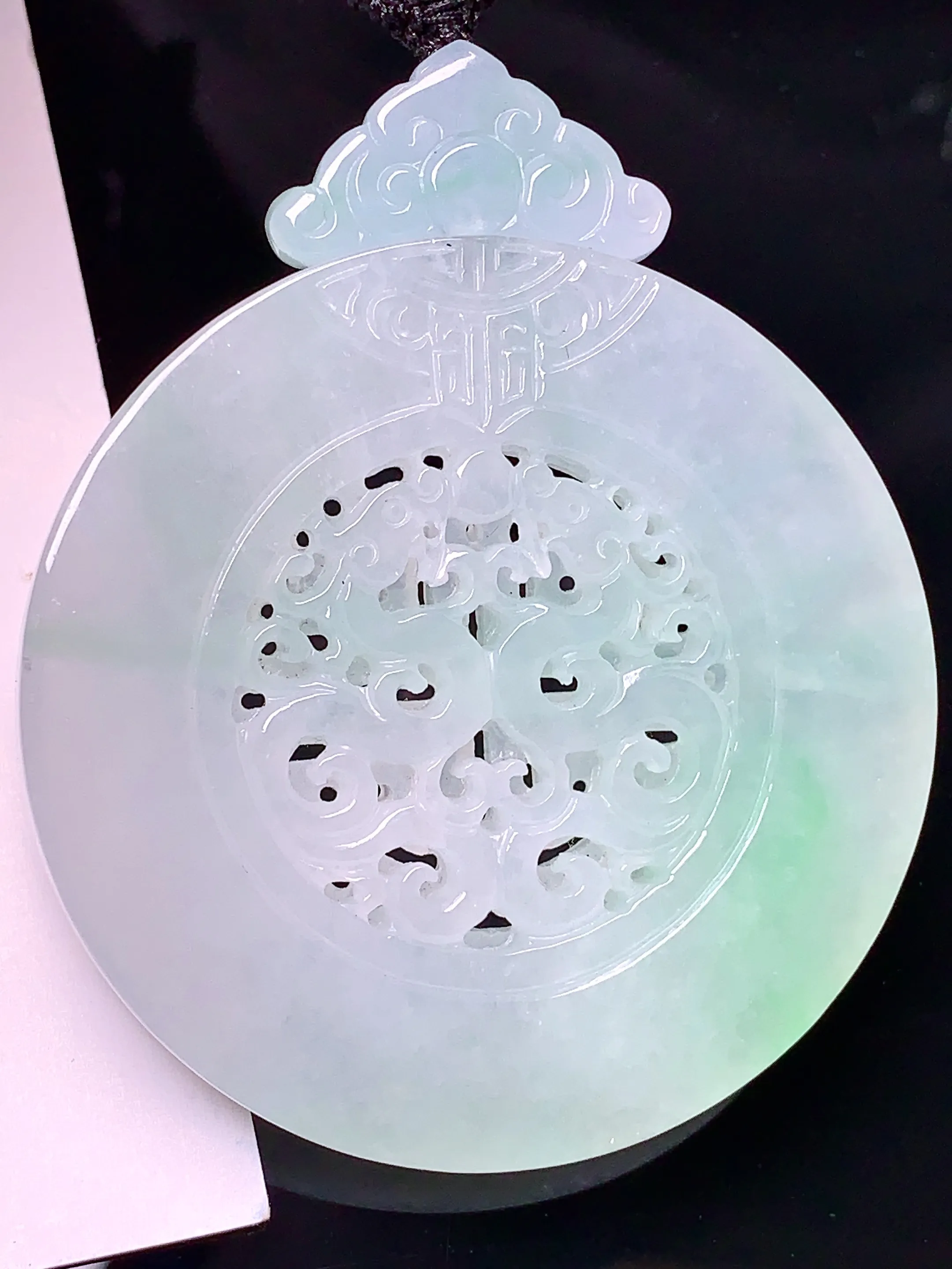 雕花圆牌吊坠 玉质细腻 色泽艳丽清新 整体尺寸60*49.7*6.3