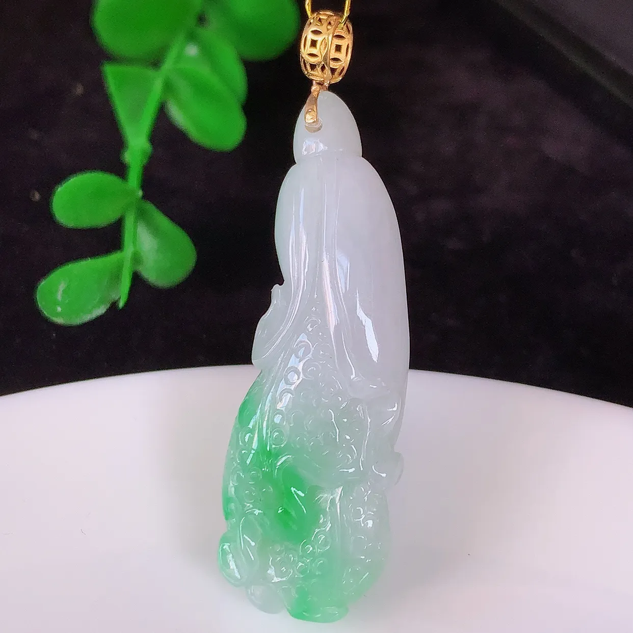 18K金镶嵌飘绿翡翠招百财白菜吊坠，百财聚来，财源滚滚，色泽鲜艳，精工水润的白菜，性价比高！#35.9