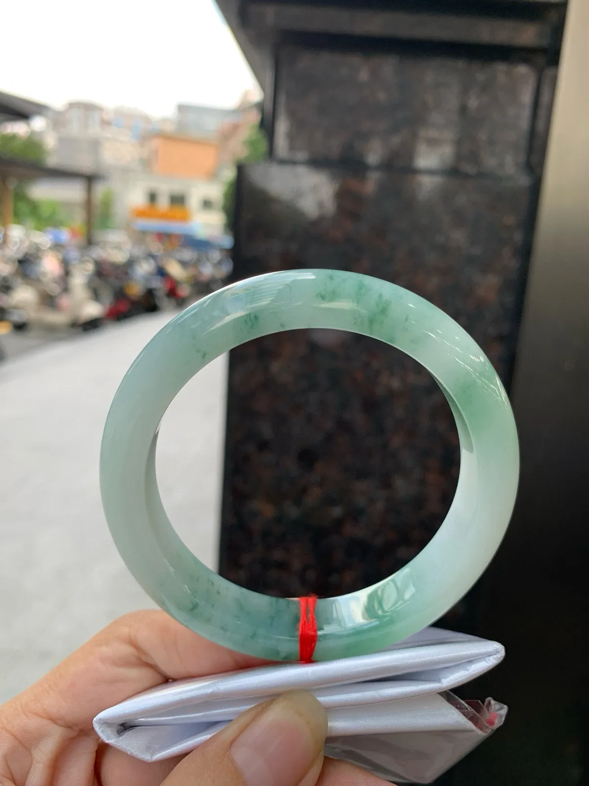 推荐【60.3圈飘花正圈】60.3-9-12.8，无纹裂底妆胶润细腻，笔墨丹青，如诗如画，镯子青白分明，特色有韵味