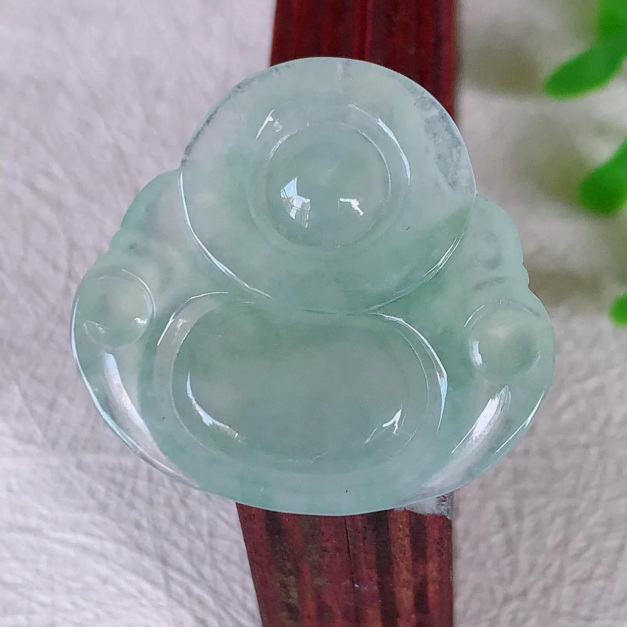 自然光实拍，冰种翡翠佛公吊坠，饱满， 佛公亦保平安，寓意有福（佛公）相伴，配戴优雅迷人！#03.9