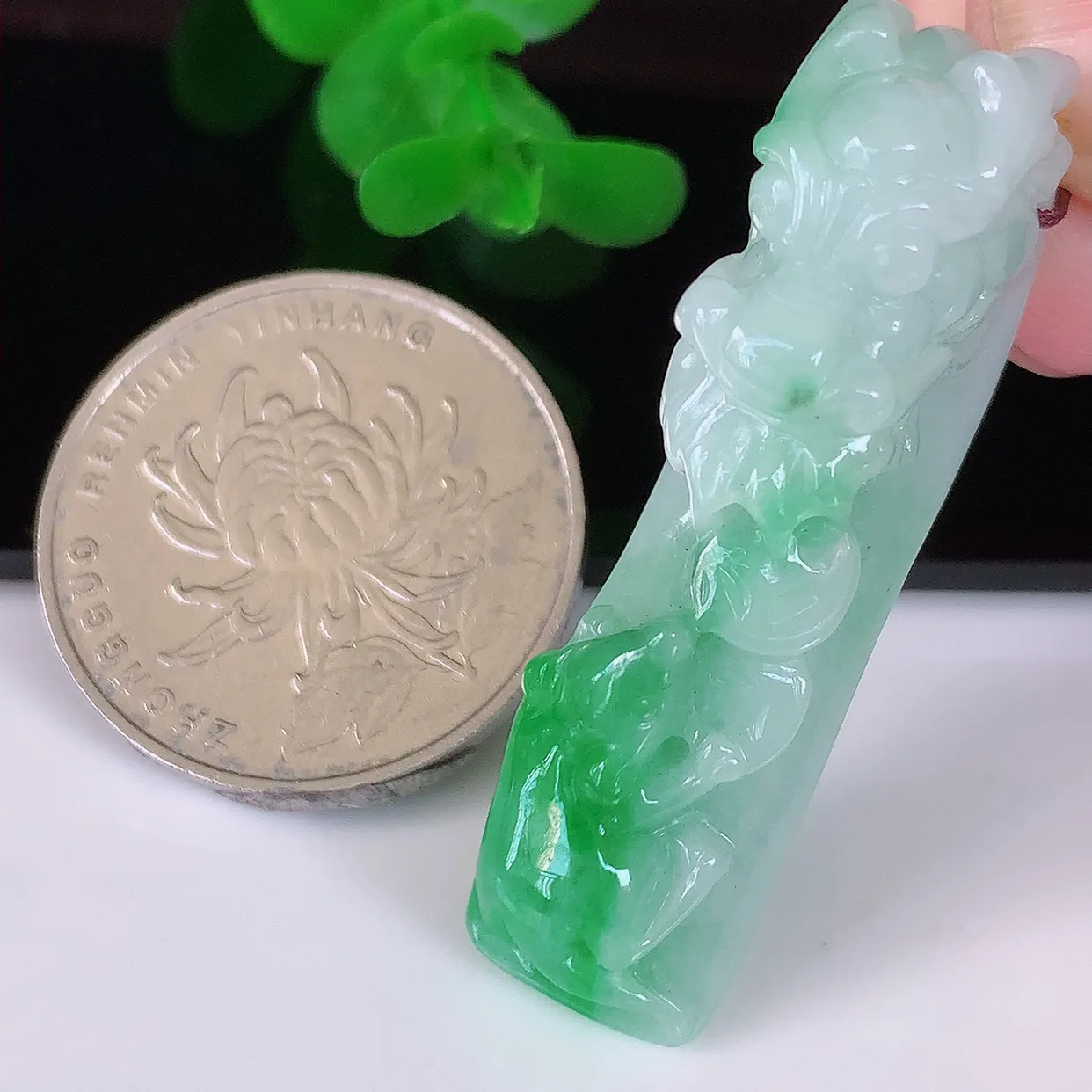 自然光实拍，精雕飘绿翡翠龙吊坠，龙行天下，雕工立体精湛，种老水足，配戴霸气时尚，值得收藏!#81.9