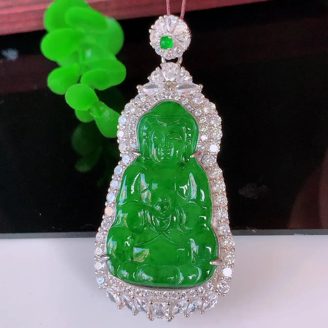 冰透满绿翡翠观音菩萨925银镶嵌吊坠，自然光实拍，翠色灵动，颜色漂亮，种老水足，品相佳，佩戴佳品！#
