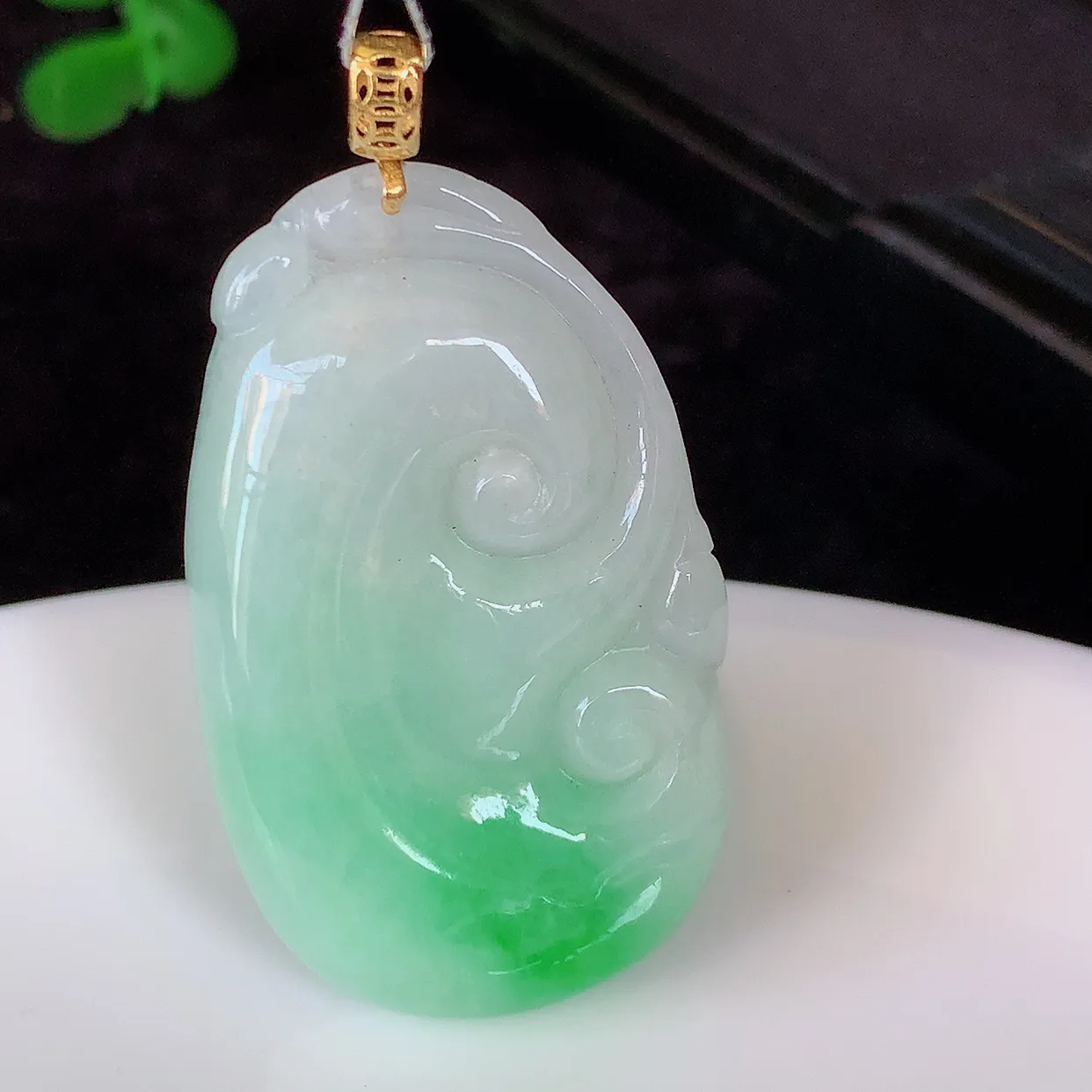 18k金镶嵌飘绿翡翠如意吊坠，沁人心脾，精致典雅的设计，为佩戴者，增添色彩，送礼自留都是佳品选择！#35.9