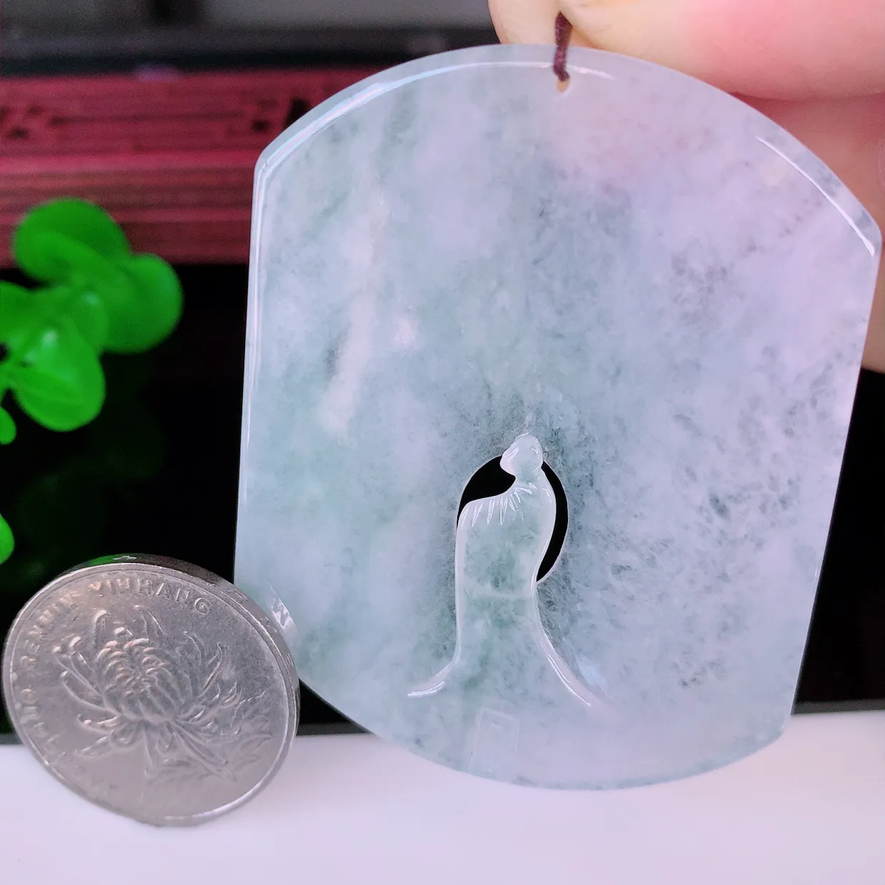 自然光实拍，冰种翡翠悟道吊坠，翡翠悟道寓意“祥和，安宁，吉祥，幸福”，佩戴效果优雅迷人，性价比超高！#60.9