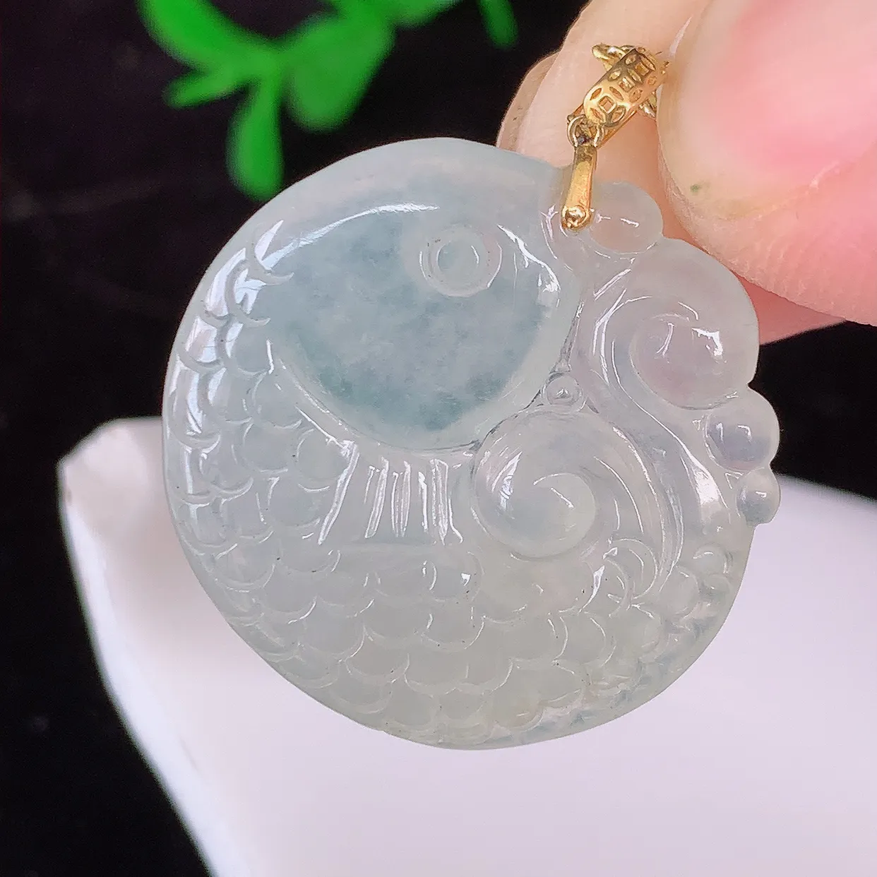 自然光实拍，18K金镶嵌冰种翡翠年年有余，自由自在玉吊坠，寓意财源广进，雕工婉约，栩栩如生，佩戴优雅迷人！#1.7