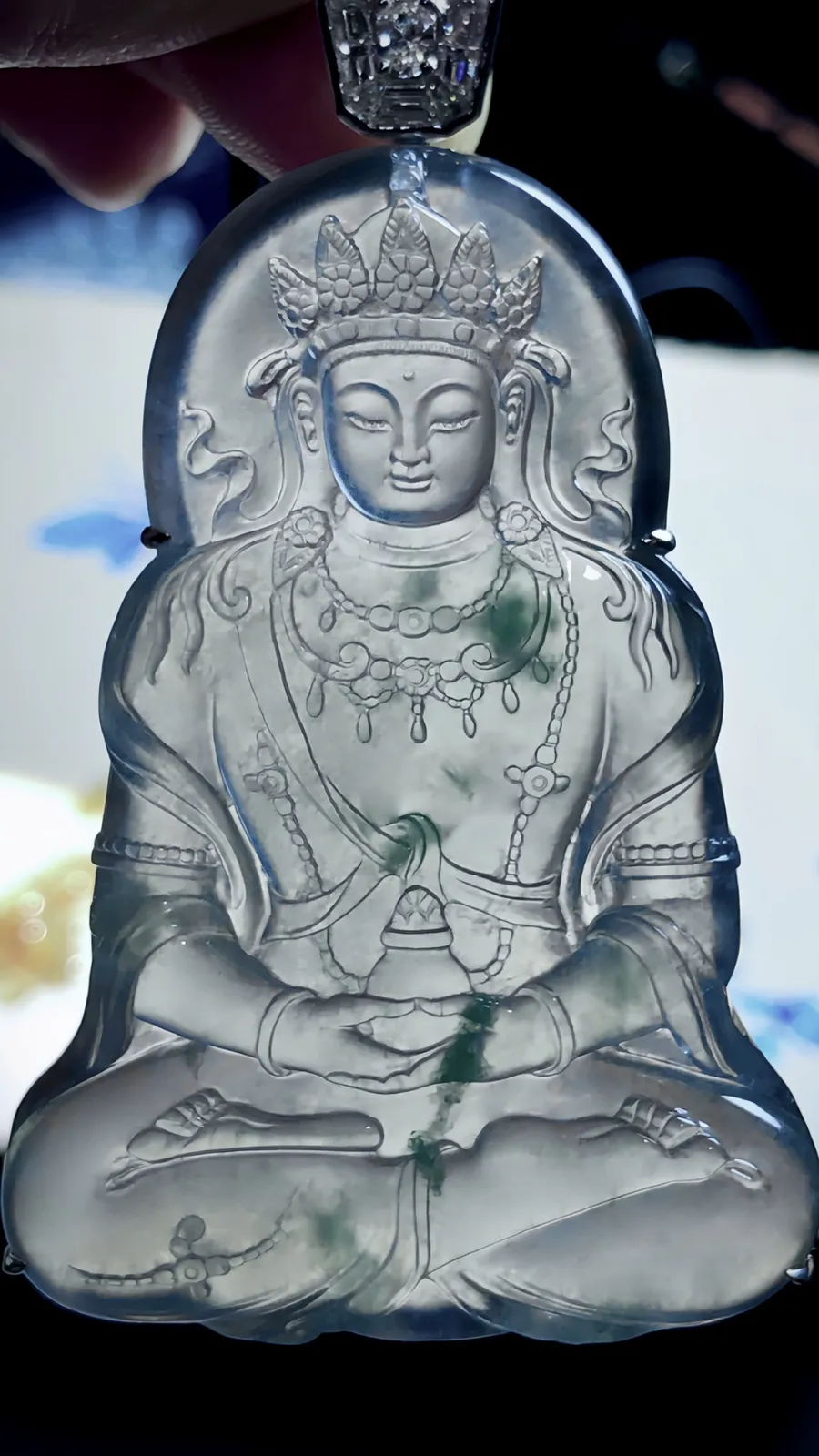 【慈悲普度】，度母，山海玉雕艺术作品，
高品质缅甸天然翡翠料子，
种老水头好。雕工精细，
作品61-42.2-5.2mm，