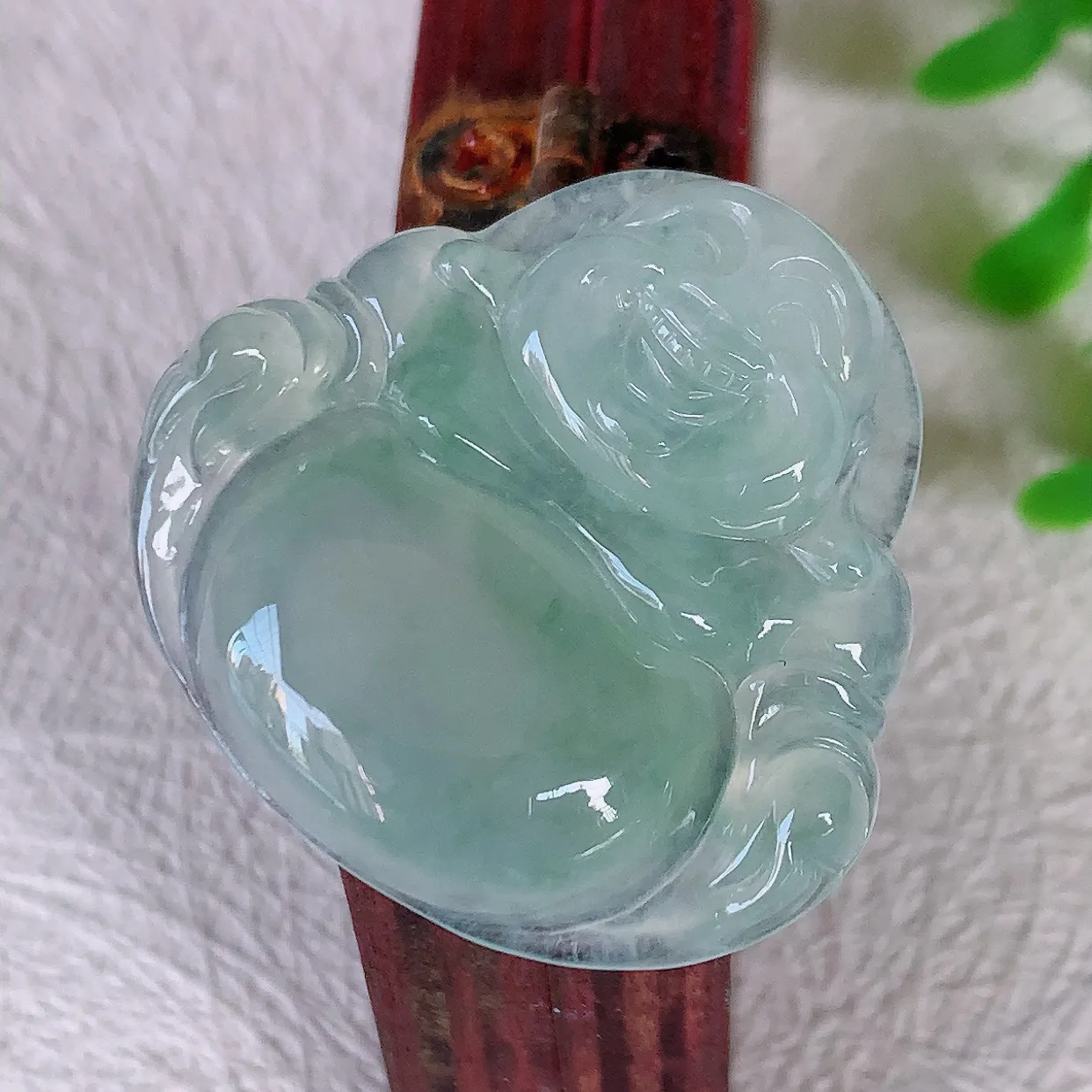 自然光实拍，冰种翡翠佛公吊坠，饱满， 佛公亦保平安，寓意有福（佛公）相伴，配戴优雅迷人！#03.9