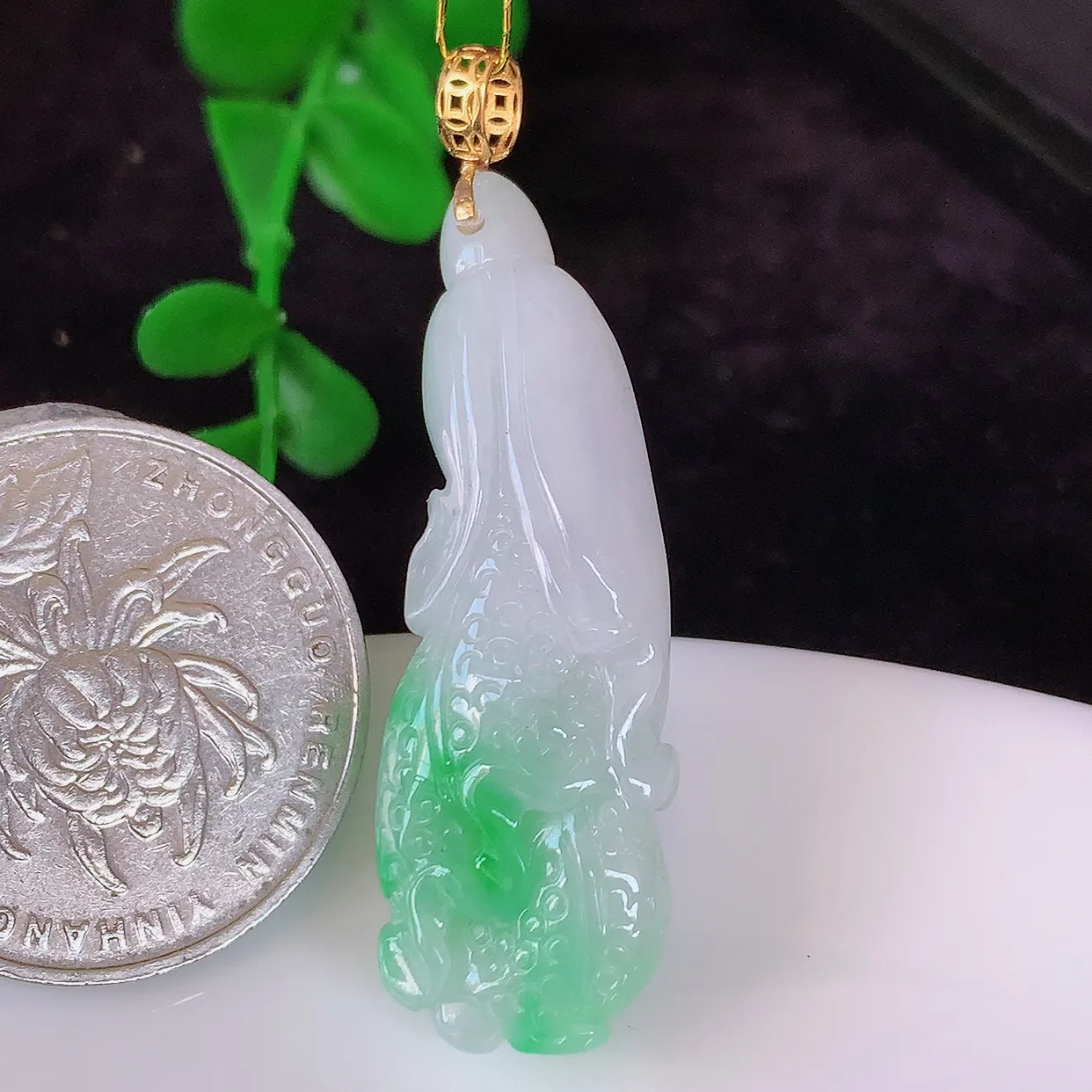 18K金镶嵌飘绿翡翠招百财白菜吊坠，百财聚来，财源滚滚，色泽鲜艳，精工水润的白菜，性价比高！#35.9