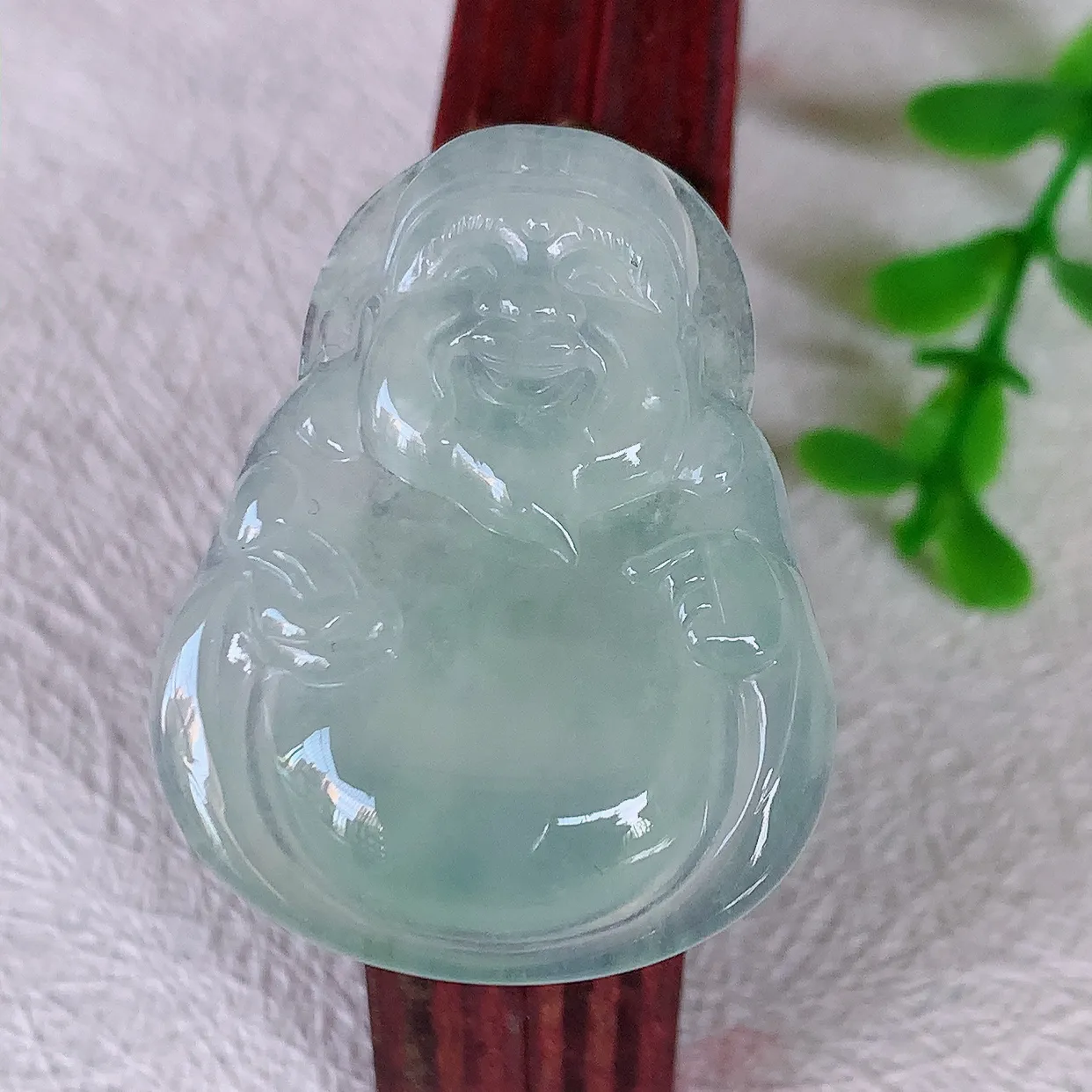 自然光实拍，冰种翡翠财神爷吊坠，翡翠招财财神爷，财神到你家里来，年年月月发大财，形态极为讨喜，佩戴效