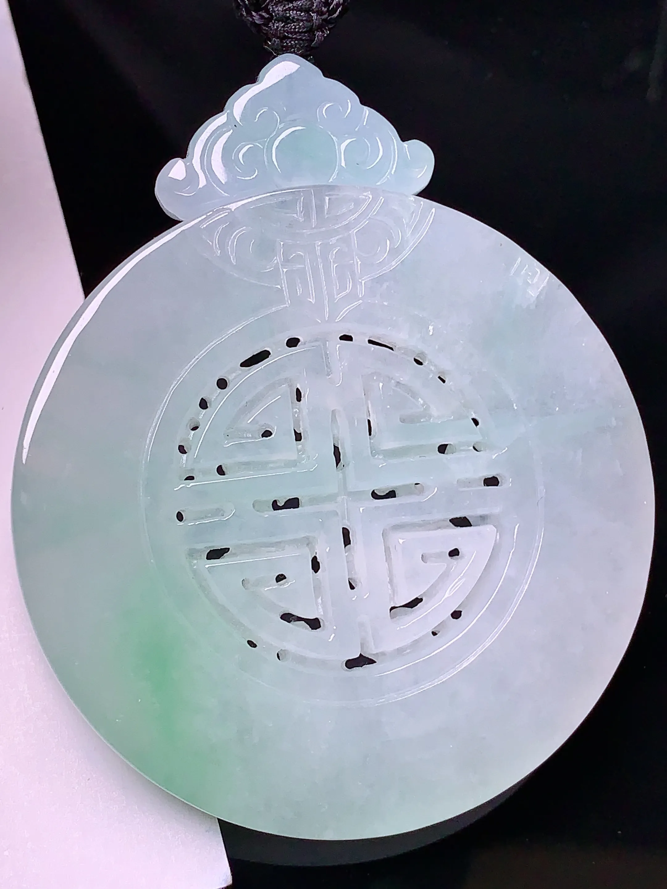 雕花圆牌吊坠 玉质细腻 色泽艳丽清新 整体尺寸60*49.7*6.3