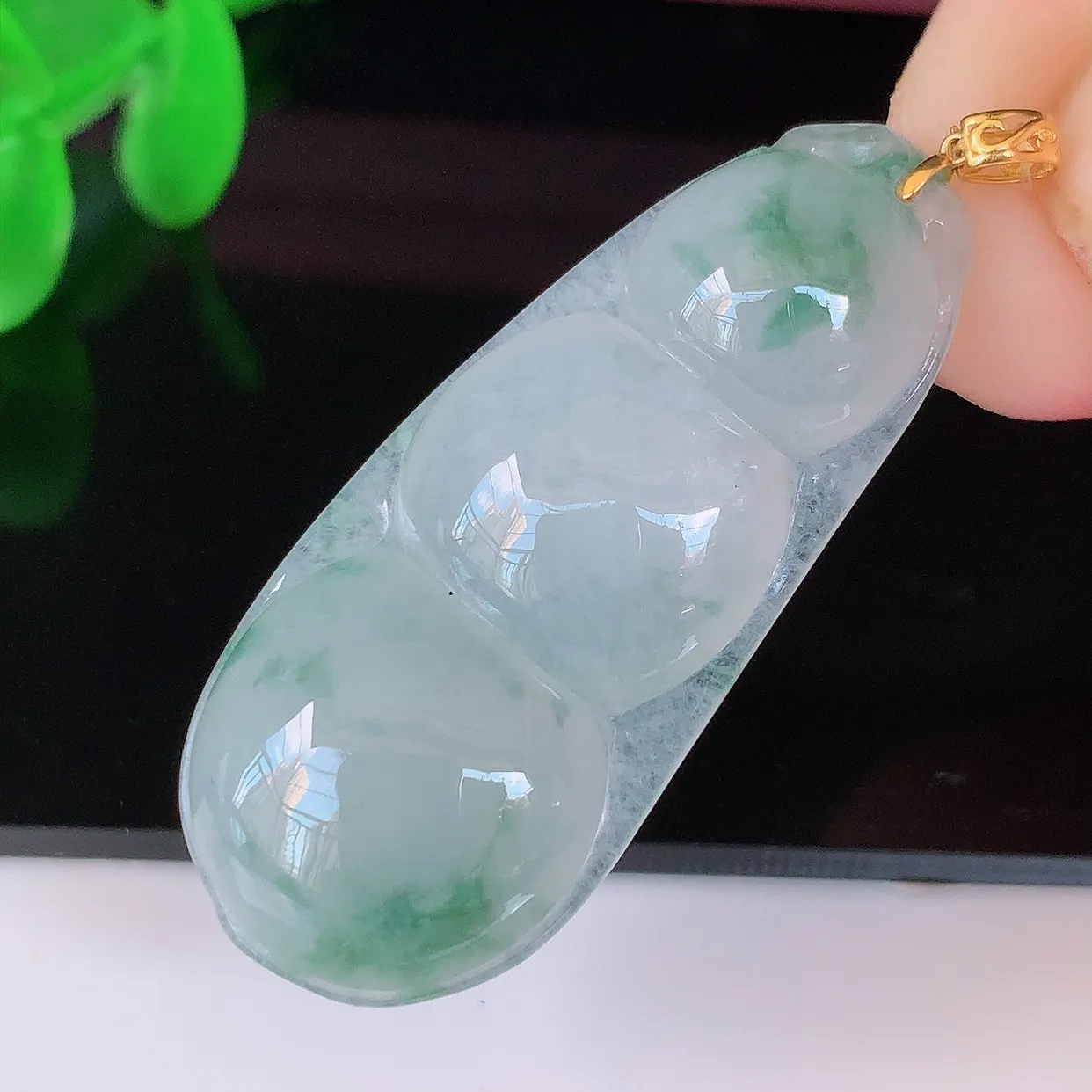 18K金镶嵌冰种飘花翡翠四季豆吊坠，平安豆福豆玉坠，冰润通透，豆粒饱满，寓意：豆蔻年华！#49.9
