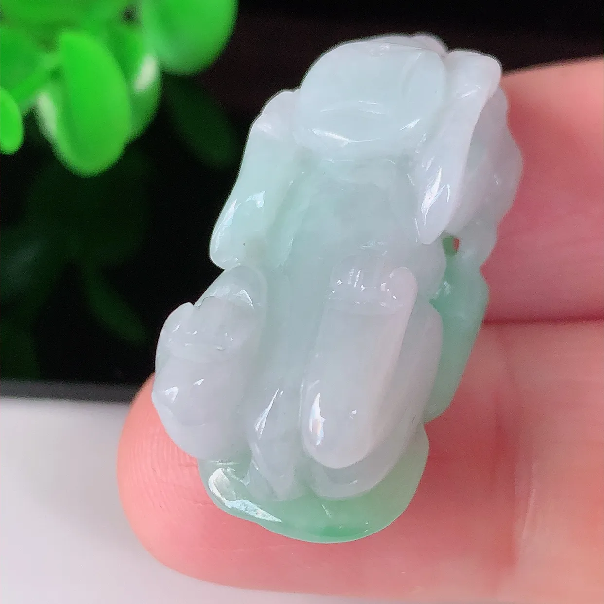 自然光实拍，冰润飘绿翡翠招财貔貅吊坠，民间有“一摸貔貅运程旺盛，再摸貔貅财运滚滚，三摸貔貅平步青云 ”的美好祝愿。#81.9