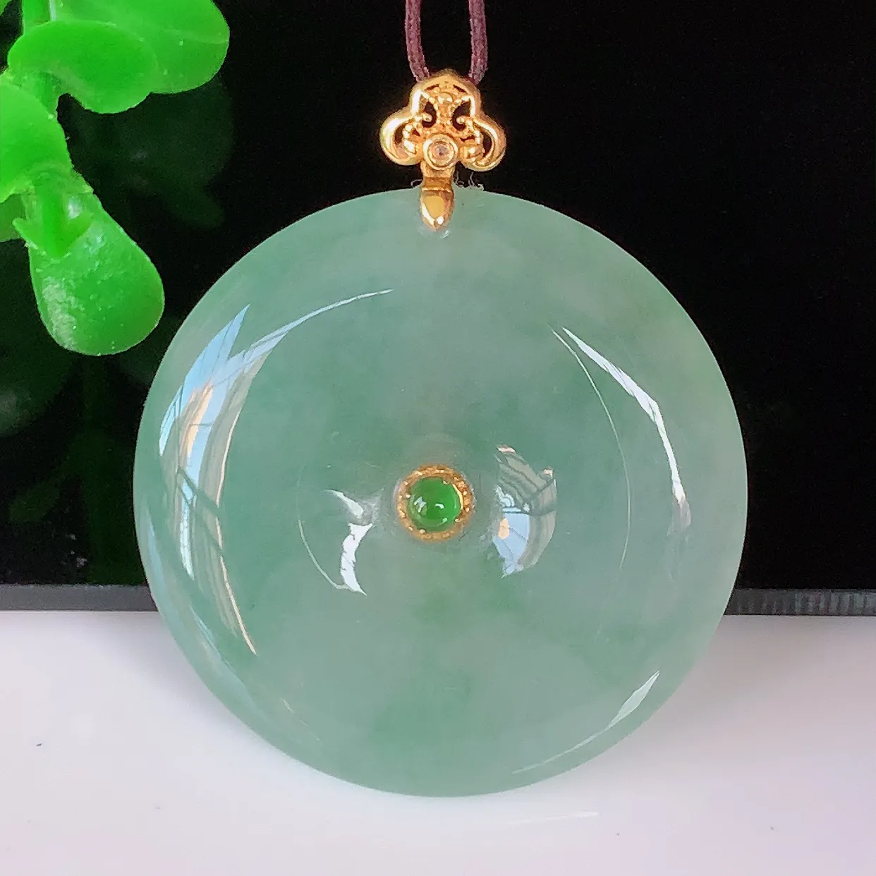 自然光实拍，18K金镶嵌冰种飘花翡翠平安扣吊坠，水润光泽，寓意平平安安，佩戴时尚漂亮！#03.9整体33*27.5*6裸石27.5*27.5