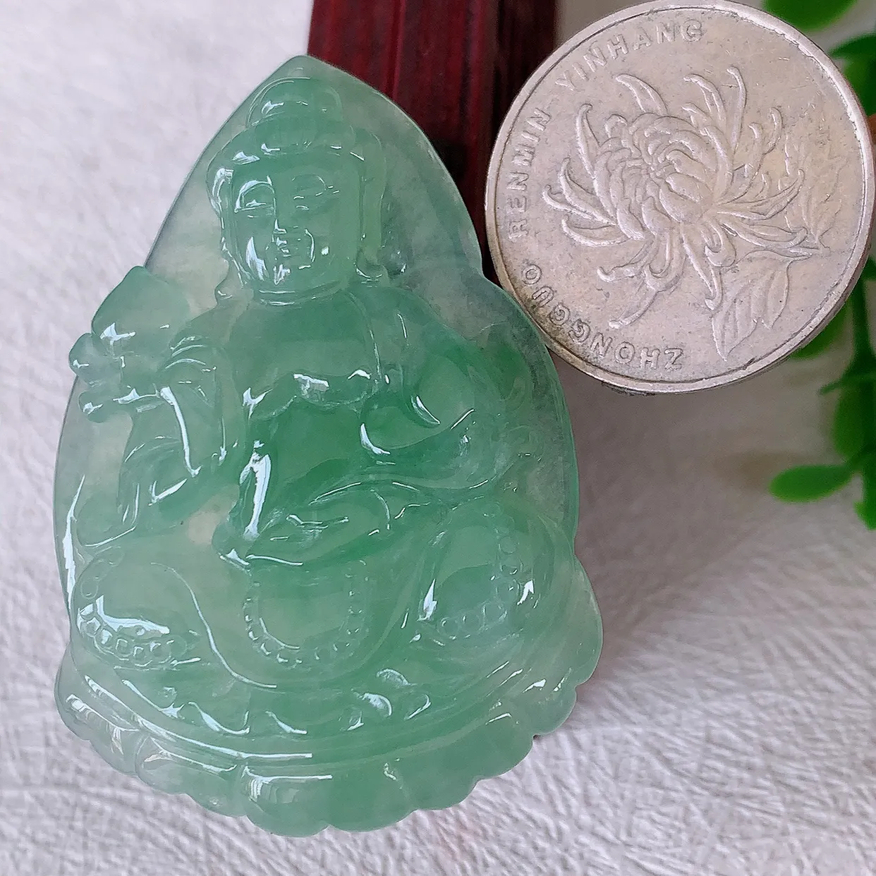 自然光实拍，冰种满绿翡翠普贤菩萨吊坠，赐福翡翠观音，翠绿迷人，观音面相端庄，佩戴时尚出众！#57.7